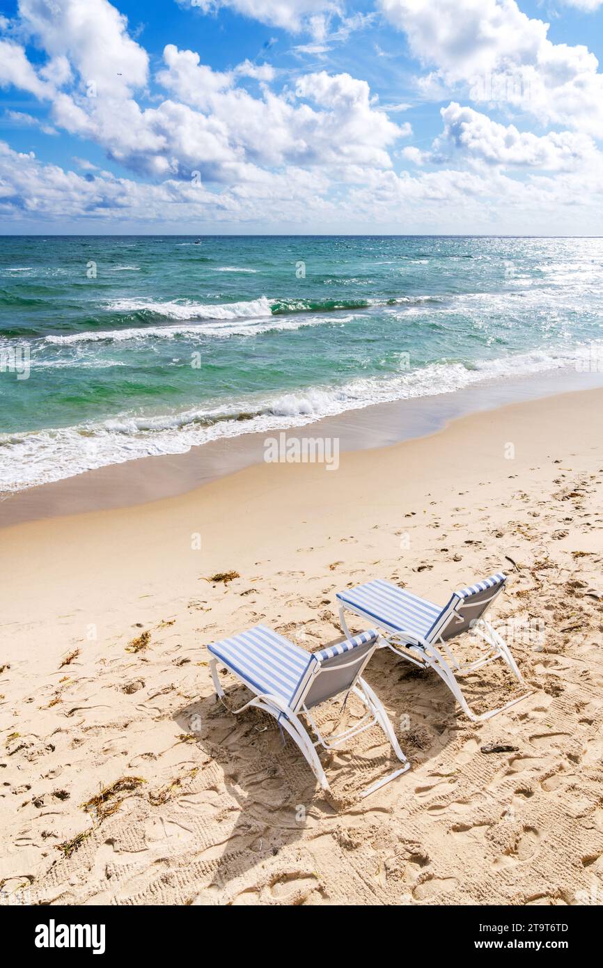 Chaises de plage, à la plage, Palm Beach, Floride Banque D'Images