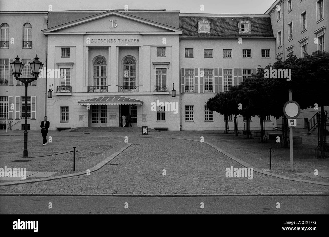 DT DDR, Berlin, 26.5,1990, Deutsches Theater, In der Schumannstraße, â *** DT GDR, Berlin, 26 5 1990, Deutsches Theater, dans le Schumannstraße, Â Banque D'Images