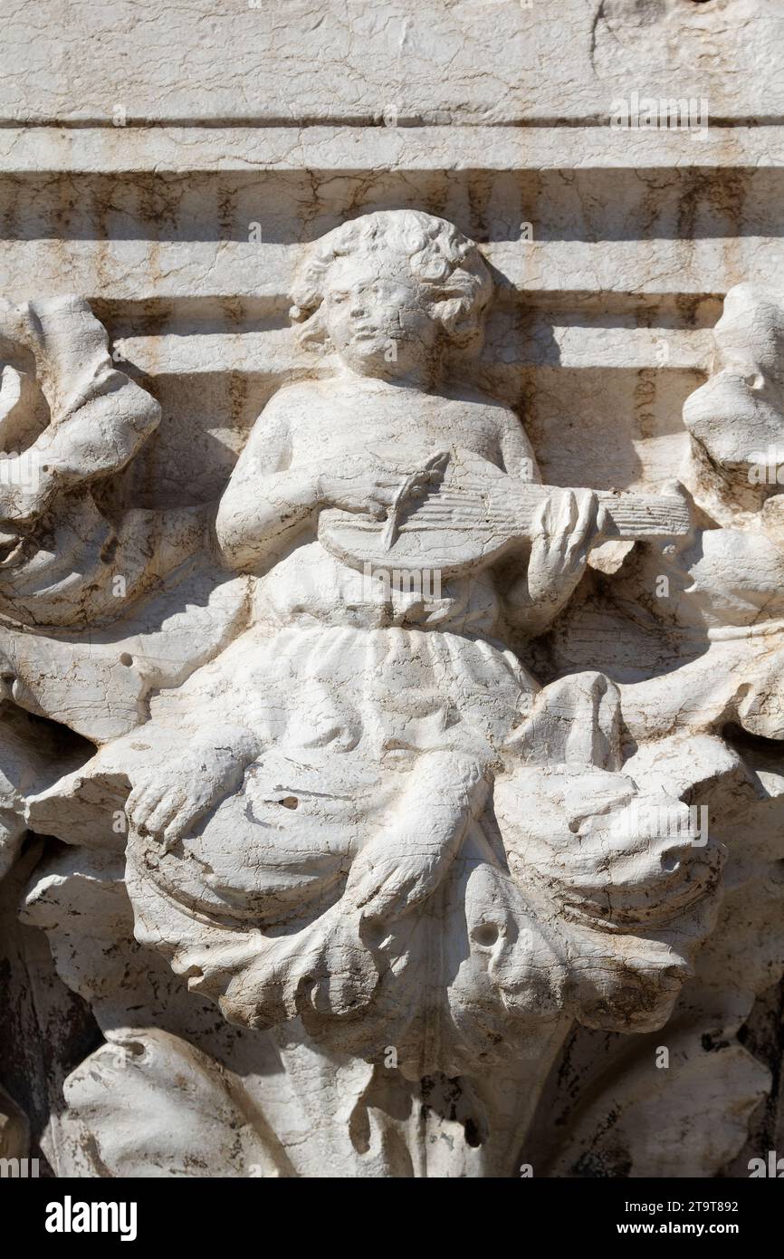 Monstre jouant une vielle - Monstres - colonne capitale du Palazzo Ducale (Palais des Doges, place Saint-Marc) - Venise Banque D'Images