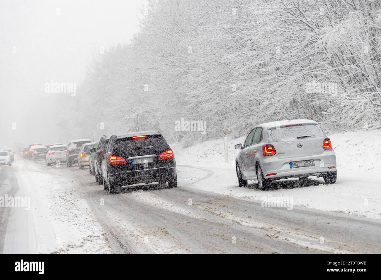 Starke Schneefälle im Taunus BEI starken Schneefällen kommt es auf der Bundesstraße 456 am Saalburgpass zu erheblichen Behinderungen im Straßenverkehr. für die Höhenlagen des Taunus gilt eine Unwetterwarnung vor starkem Schneefall. ACHTUNG : Kennzeichen wurden verpixelt., Bad Homburg Hessen Deutschland *** fortes chutes de neige dans le Taunus en cas de fortes chutes de neige, il y a des obstacles considérables à la circulation routière sur la route fédérale 456 au col de Saalburg Un avertissement de conditions météorologiques extrêmes pour les fortes chutes de neige s'applique aux hautes altitudes du Taunus ATTENTION les plaques d'immatriculation ont été pixelisées Banque D'Images