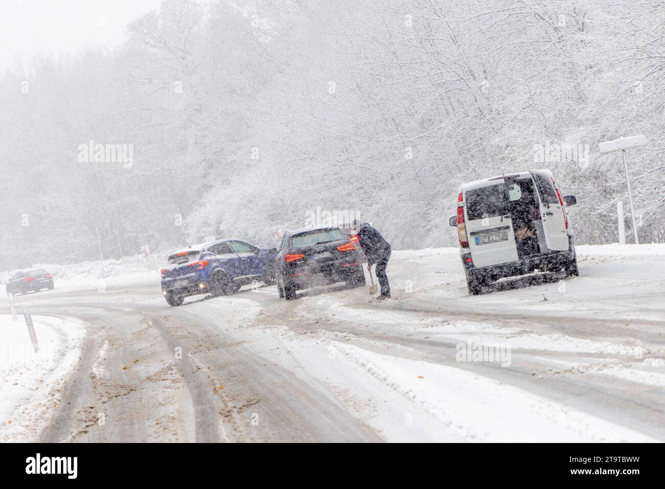 Starke Schneefälle im Taunus BEI starken Schneefällen kommt es auf der Bundesstraße 456 am Saalburgpass zu erheblichen Behinderungen im Straßenverkehr. für die Höhenlagen des Taunus gilt eine Unwetterwarnung vor starkem Schneefall. ACHTUNG : Kennzeichen wurden verpixelt., Bad Homburg Hessen Deutschland *** fortes chutes de neige dans le Taunus en cas de fortes chutes de neige, il y a des obstacles considérables à la circulation routière sur la route fédérale 456 au col de Saalburg Un avertissement de conditions météorologiques extrêmes pour les fortes chutes de neige s'applique aux hautes altitudes du Taunus ATTENTION les plaques d'immatriculation ont été pixelisées Banque D'Images
