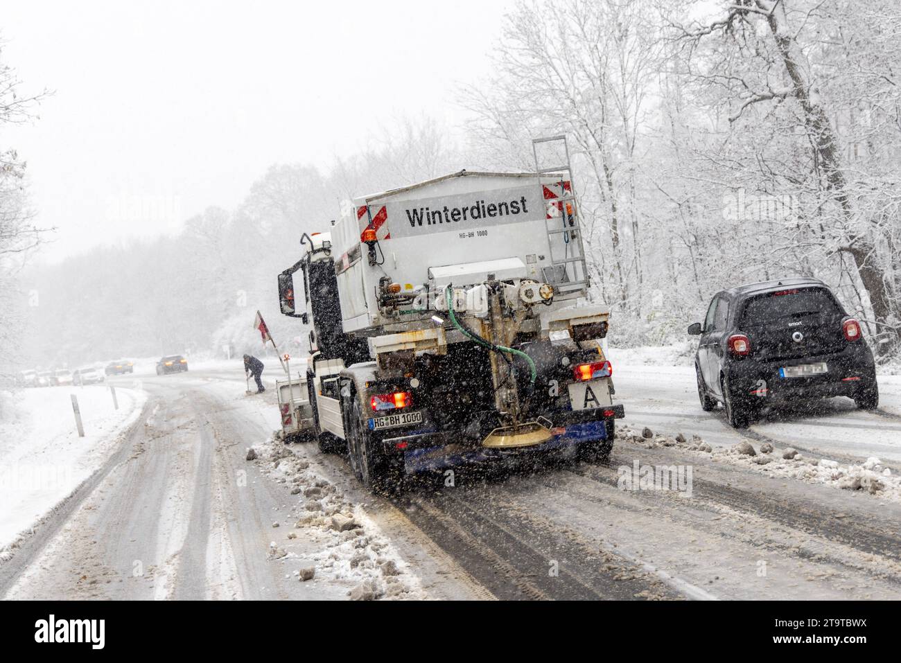 Starke Schneefälle im Taunus BEI starken Schneefällen kommt es auf der Bundesstraße 456 am Saalburgpass zu erheblichen Behinderungen im Straßenverkehr. für die Höhenlagen des Taunus gilt eine Unwetterwarnung vor starkem Schneefall. ACHTUNG : Kennzeichen wurden verpixelt., Bad Homburg Hessen Deutschland *** fortes chutes de neige dans le Taunus en cas de fortes chutes de neige, il y a des obstacles considérables à la circulation routière sur la route fédérale 456 au col de Saalburg Un avertissement de conditions météorologiques extrêmes pour les fortes chutes de neige s'applique aux hautes altitudes du Taunus ATTENTION les plaques d'immatriculation ont été pixelisées Banque D'Images