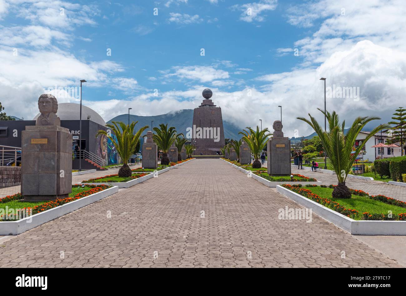 Centre de la ville du monde (Ciudad mitad del Mundo) avec monument de la ligne de l'équateur, Quito, Équateur. Banque D'Images