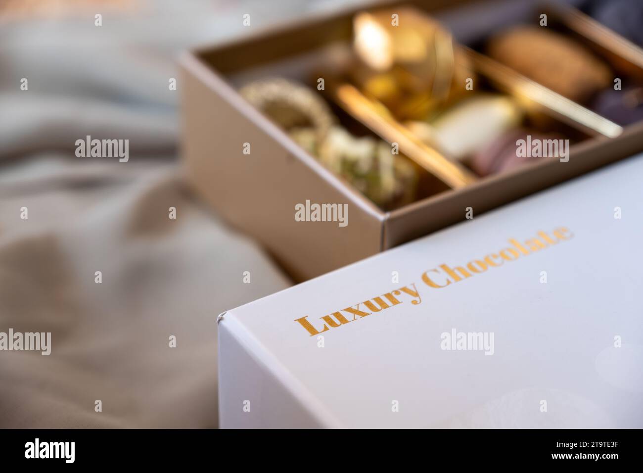 Boîte de chocolat avec des mots dorés chocolat de luxe avec espace de  maquette et mot en arabe, traduction : Ramadan kareem Photo Stock - Alamy