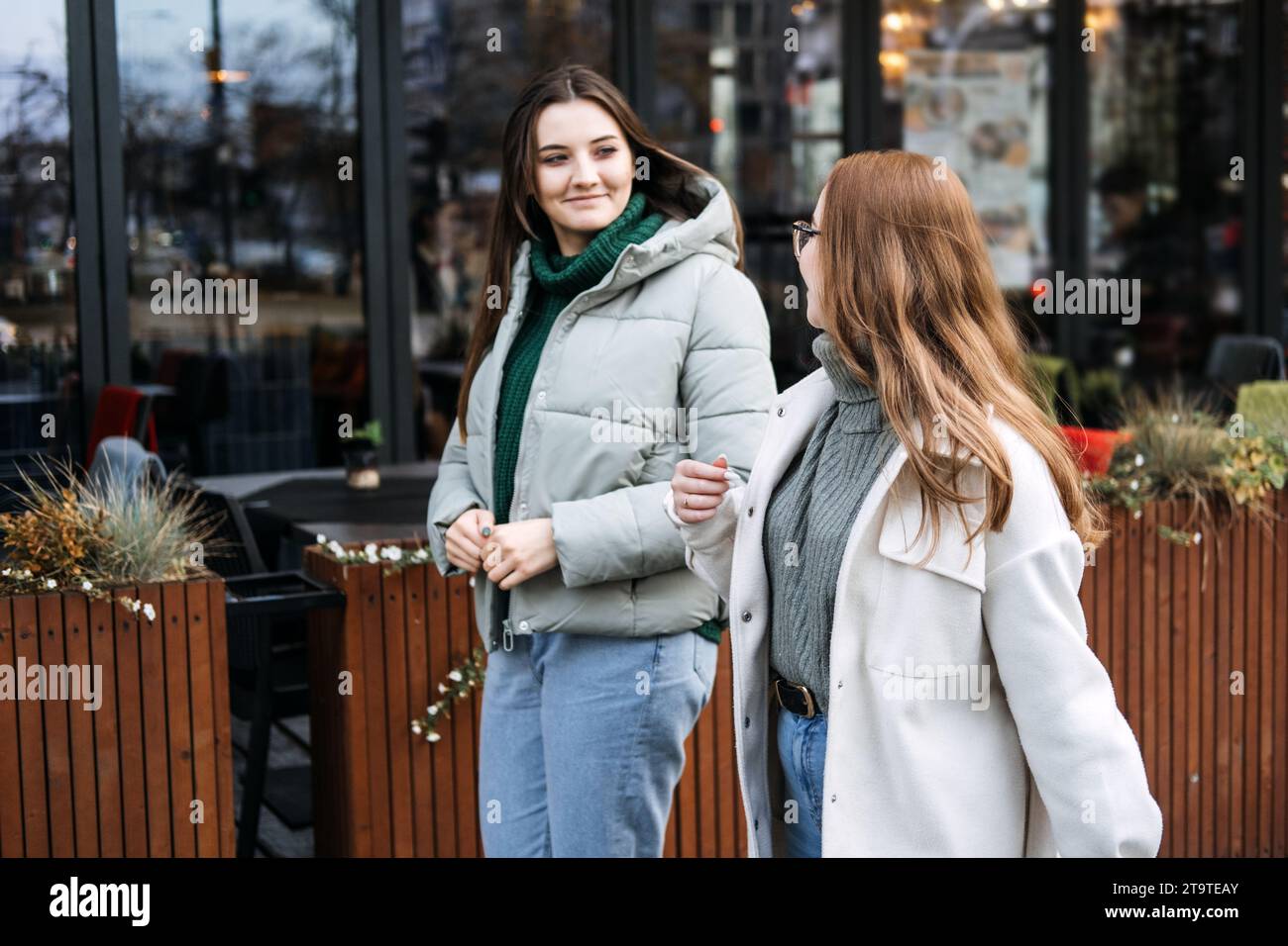 Amis Digital Detox. Deux amis profitent d'une conversation en face à face sur le trottoir de la ville, la détox numérique en s'engageant dans une interaction personnelle sans le Banque D'Images