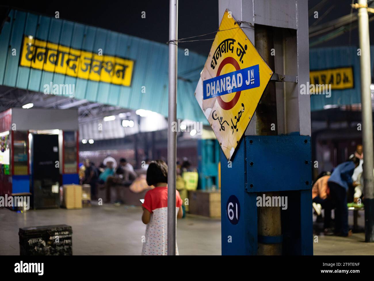 Dhanbad, Jharkhand, Inde - 26 octobre 2023 : attention sélective sur le panneau de signalisation de jonction de Dhanbad sur le quai ferroviaire la nuit Banque D'Images