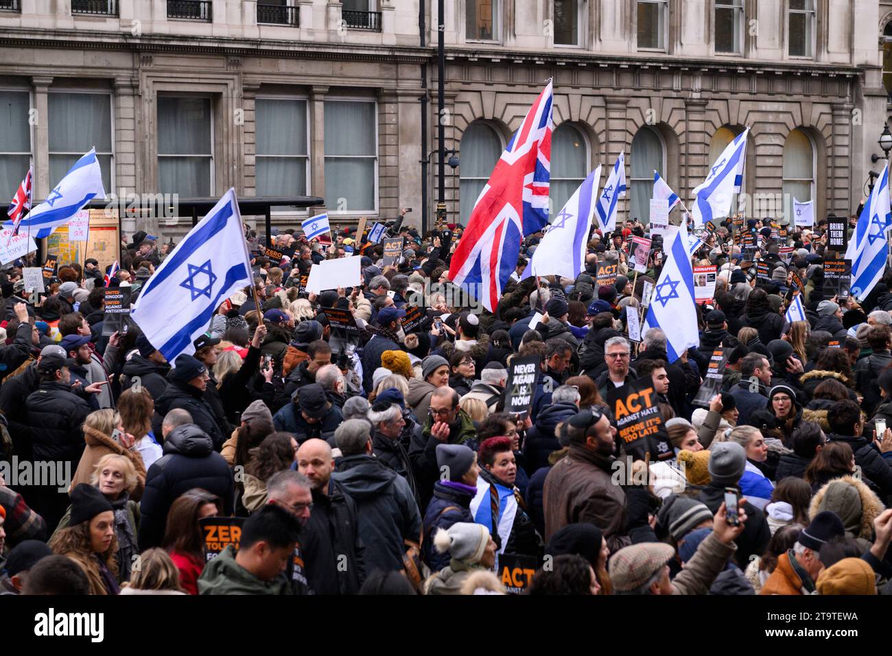 Un rassemblement à Whitehall appelant à la fin de l'antisémitisme, qui s'est intensifié depuis le début du récent conflit israélo-palestinien. Ils ont appelé Banque D'Images