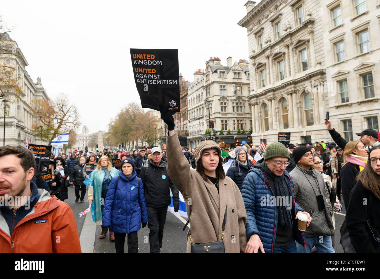 Une marche pour protester contre l'augmentation des incidents d'antisémitisme pendant le récent conflit israélo-palestinien se déplace vers Whitehall. Ils ont appelé à la rel Banque D'Images