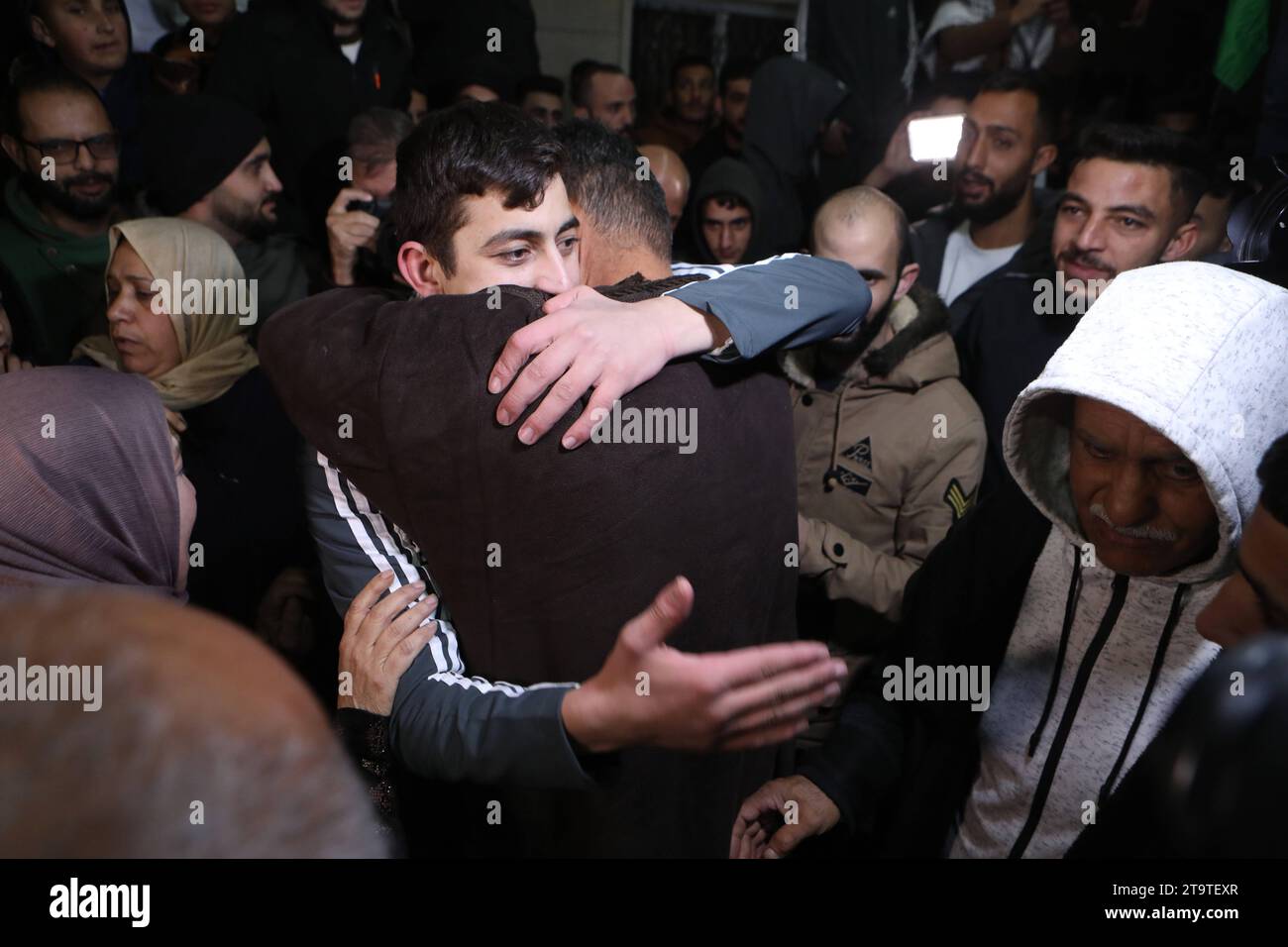 Le prisonnier palestinien Khalil Zama embrasse un parent après avoir