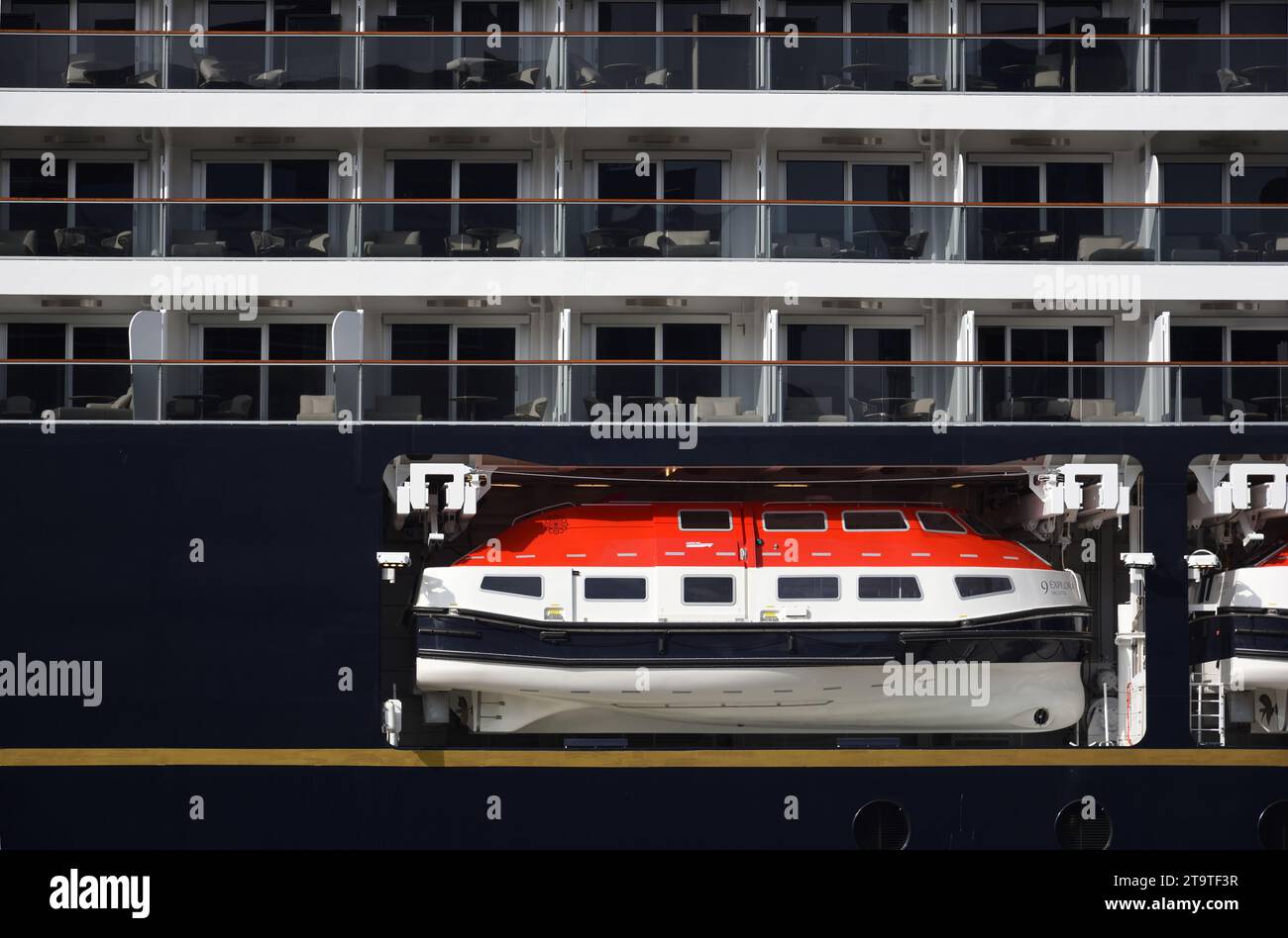 Bateau de sauvetage et balcons des cabines avec vue sur la mer du navire de croisière MSC Explora 1 ou du Cruiser de luxe amarré sur le front de mer, le port ou le Pier Head Liverpool Royaume-Uni Banque D'Images