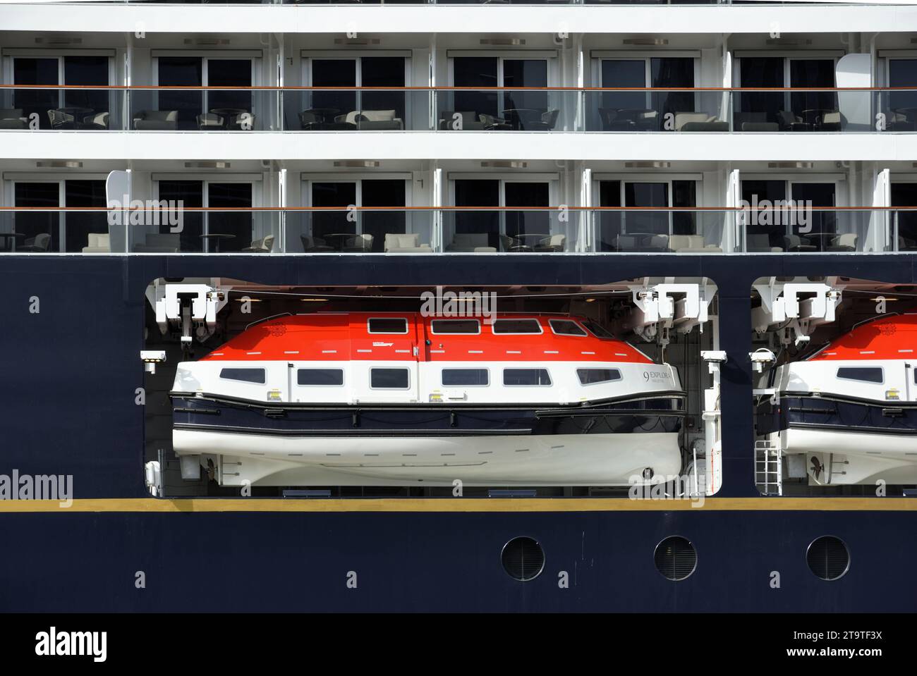Bateau de sauvetage et balcons des cabines avec vue sur la mer du navire de croisière MSC Explora 1 ou du Cruiser de luxe amarré sur le front de mer, le port ou le Pier Head Liverpool Royaume-Uni Banque D'Images