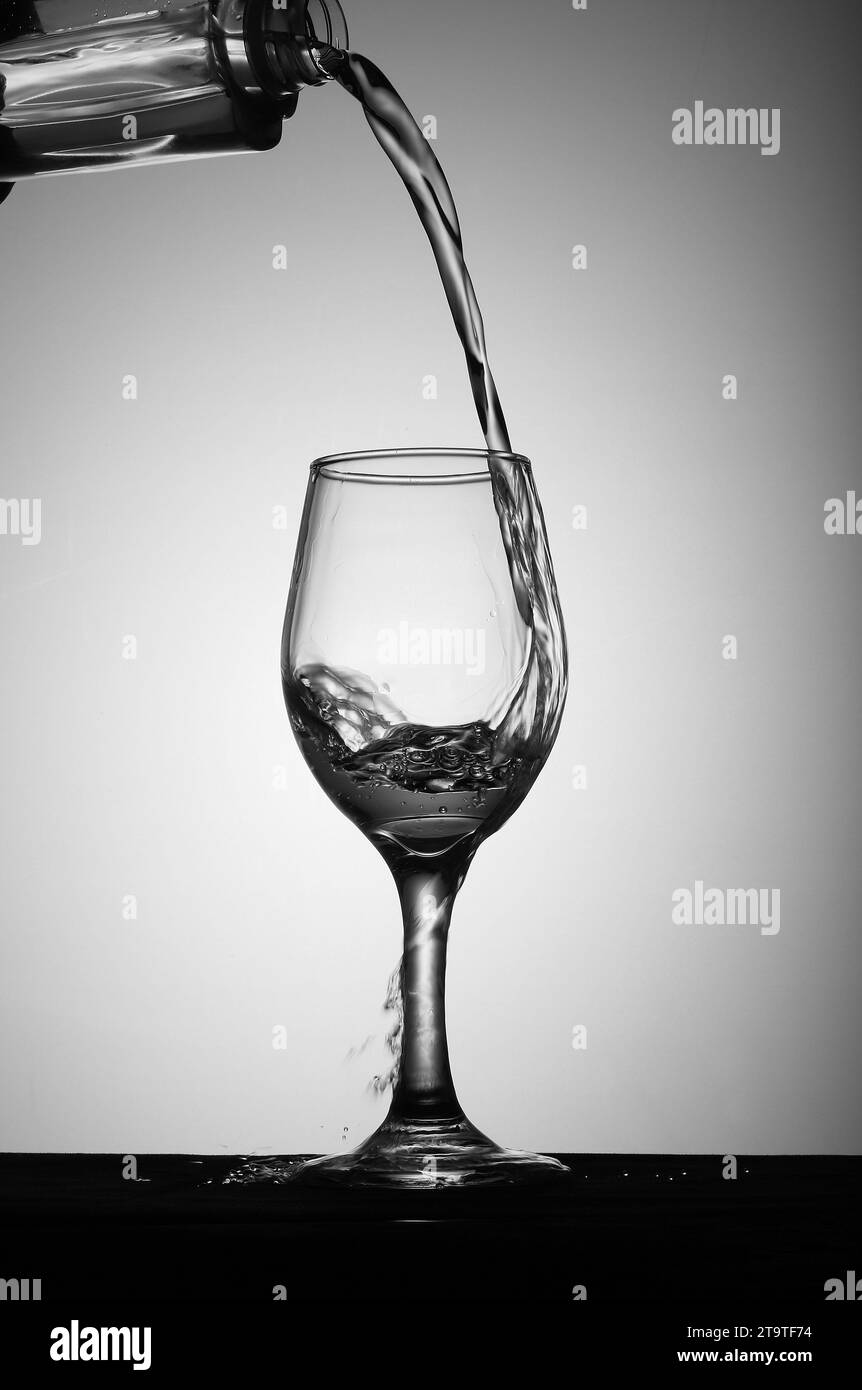 Belles images de verser du vin, verre de vin cassé et arrêter de boire Banque D'Images