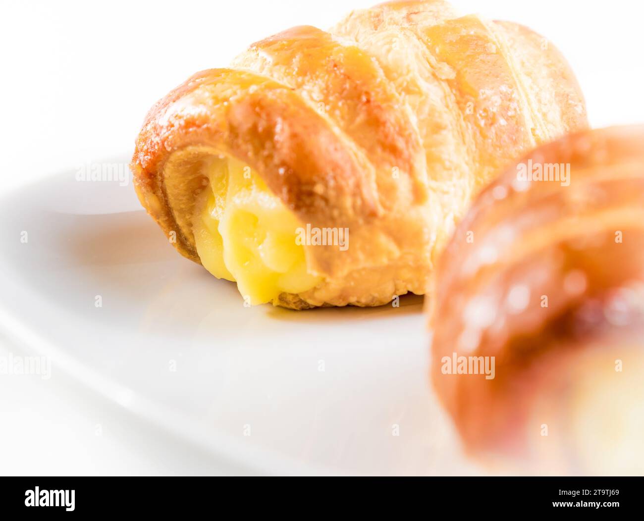 délicieux cannoli rempli de crème sur fond blanc Banque D'Images