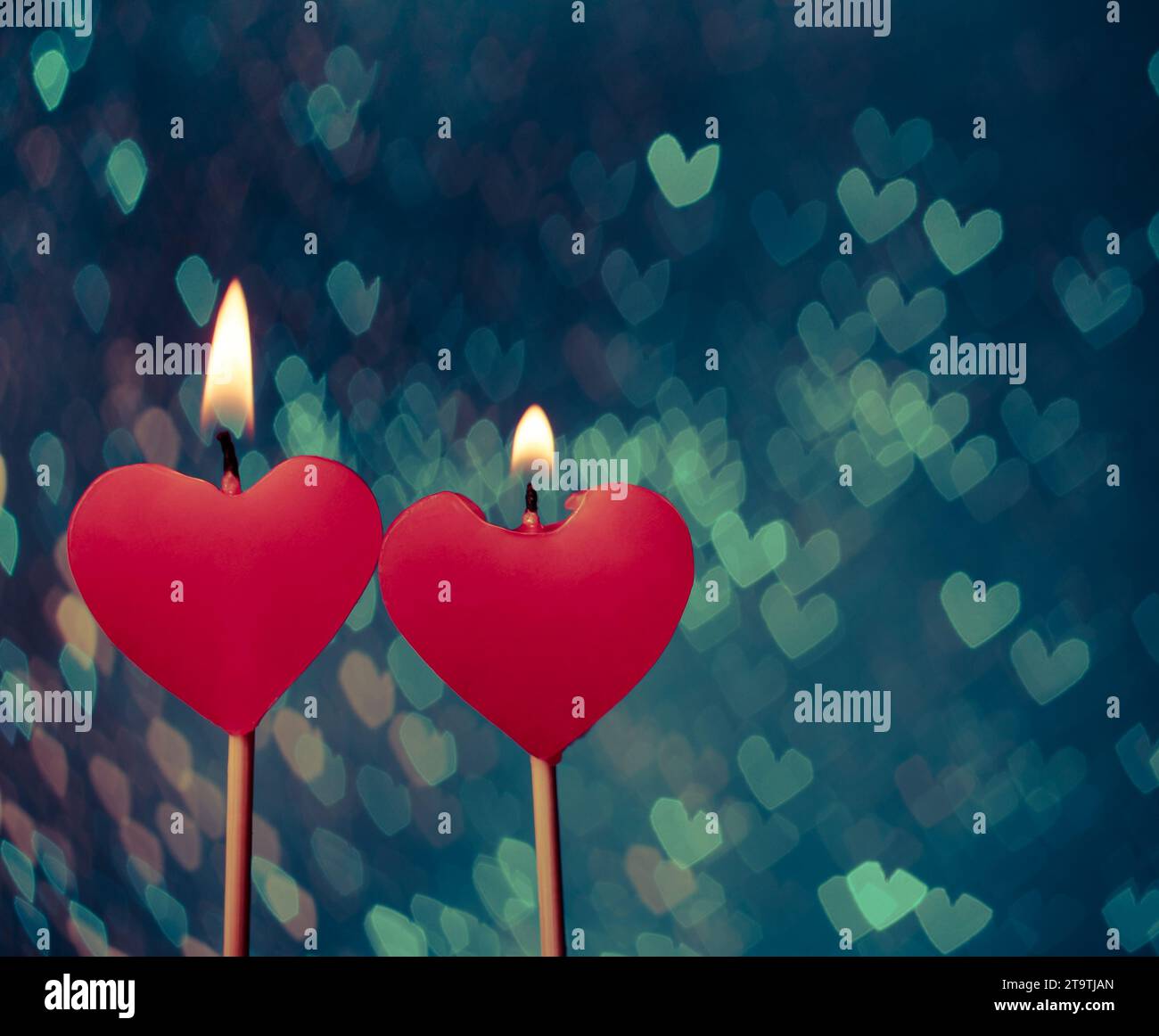 bougies de coeurs rouges sur des coeurs vintage bokeh comme fond, saint valentin et concept d'amour Banque D'Images
