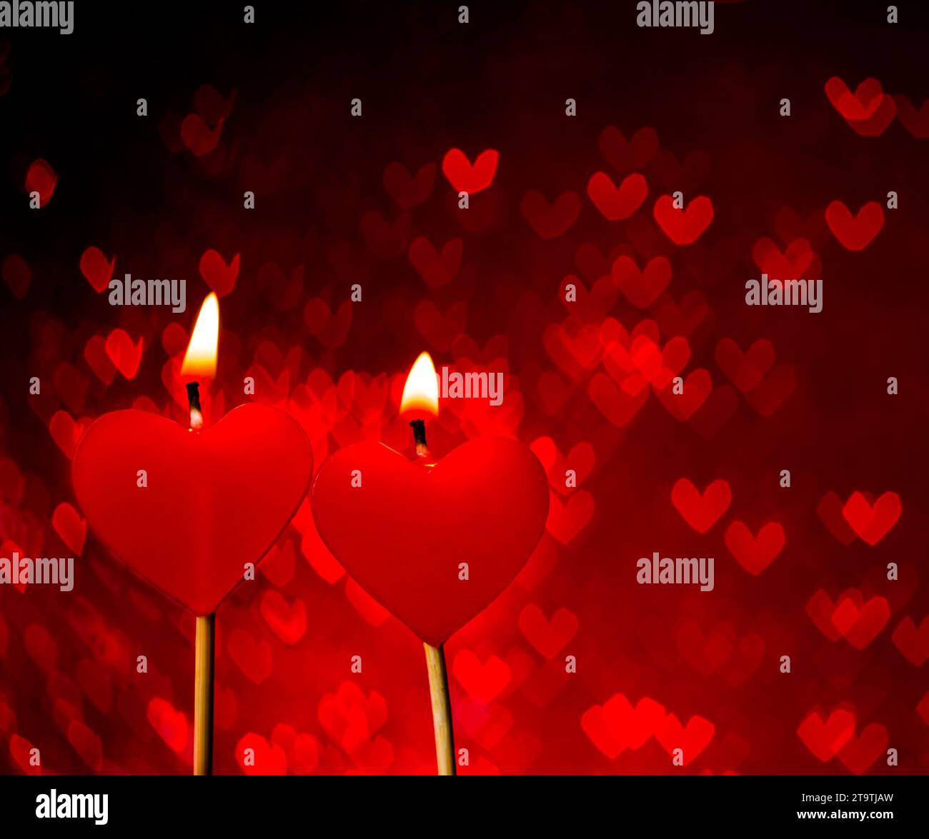 bougies de coeurs rouges sur des coeurs rouges bokeh comme fond, jour de saint valentin et concept d'amour Banque D'Images