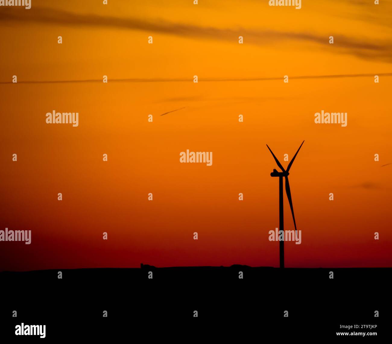 silhouette de l'éolienne au coucher du soleil, concept de puissance et d'énergie ; silhouette de l'éolienne au coucher du soleil, concept de puissance et d'énergie Banque D'Images