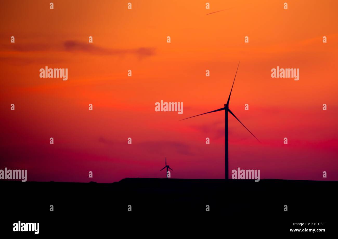 silhouette des éoliennes au coucher du soleil, concept de puissance et d'énergie ; silhouette des éoliennes au coucher du soleil, concept de puissance et d'énergie Banque D'Images