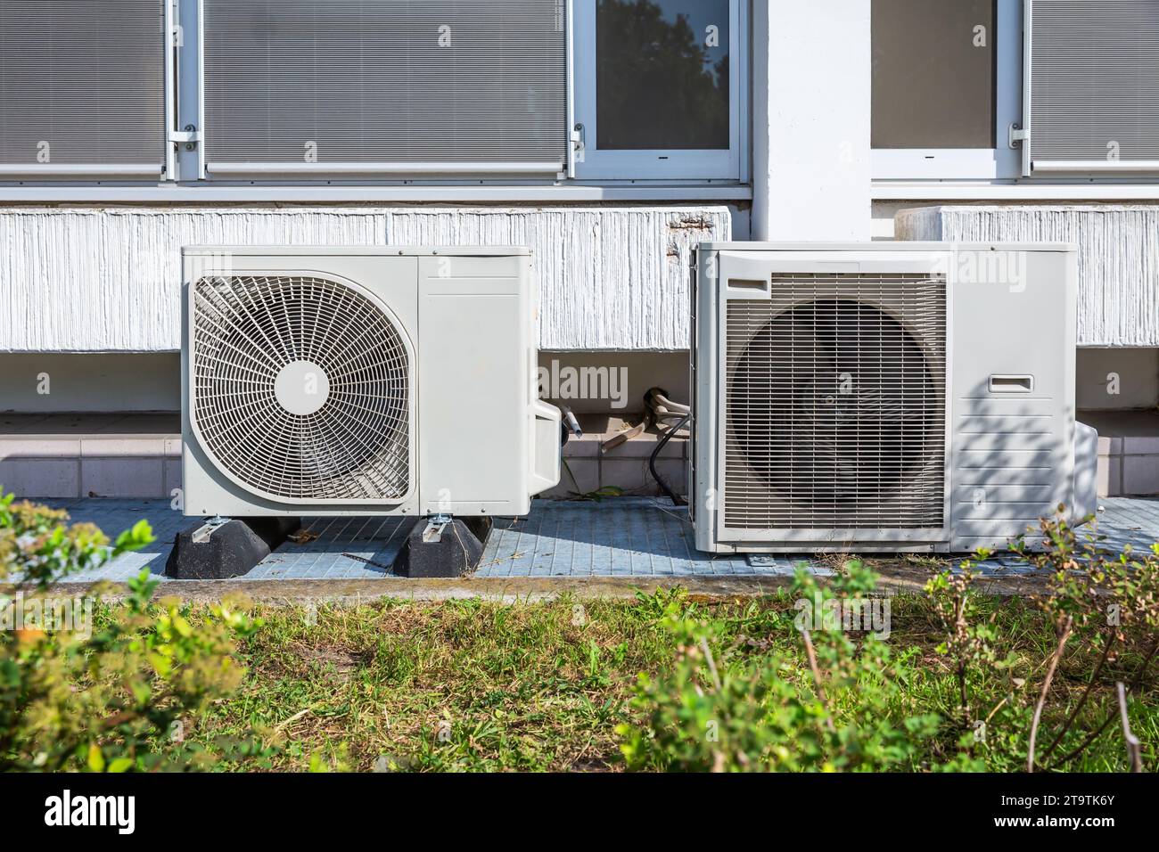 Dual Inverter, combinaison de pompe de chauffage et de refroidissement, installé sur le bâtiment industriel Banque D'Images