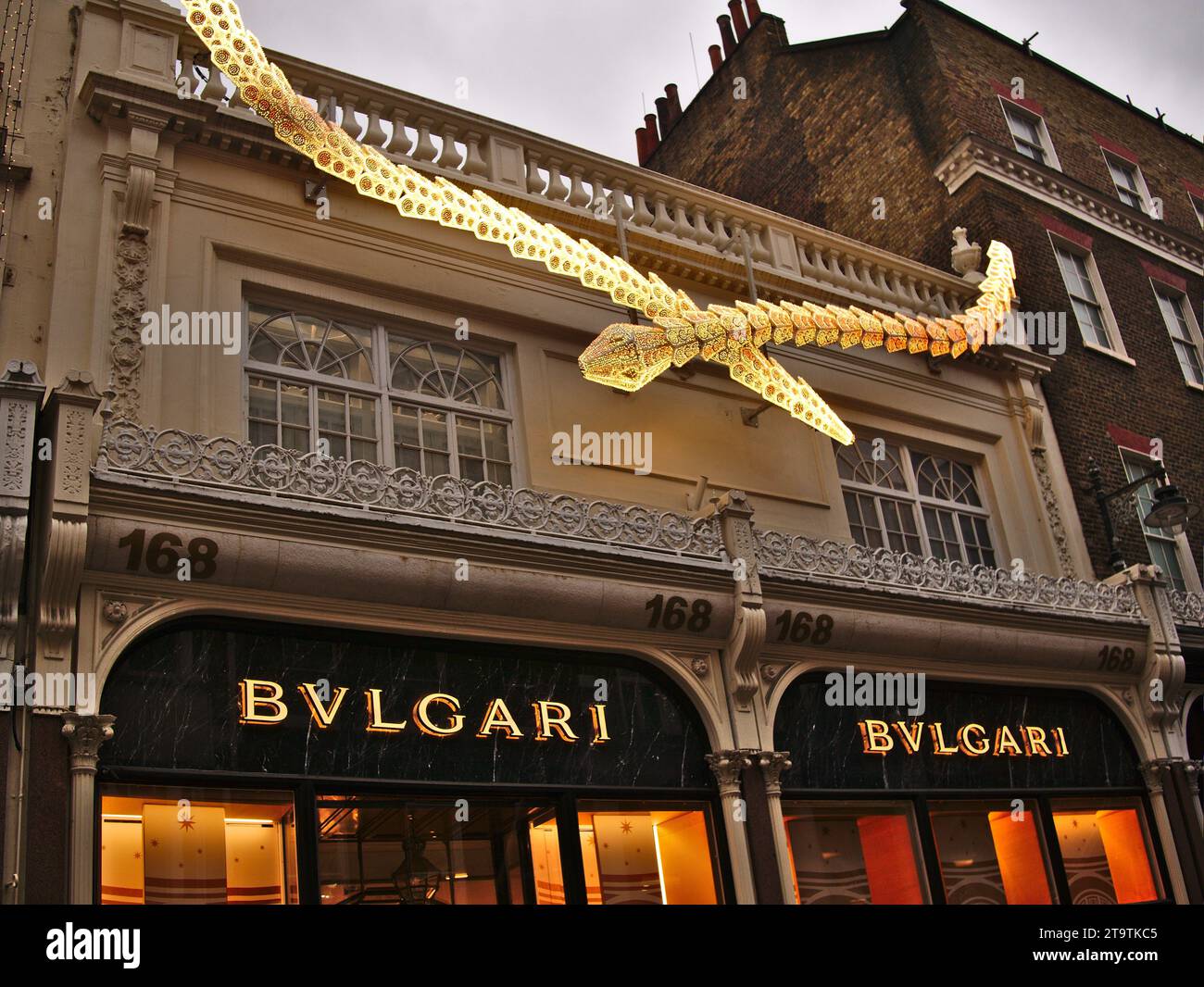 Bulgari Bvlgari magasin italien de maison de mode de luxe avec des décorations de Noël de serpent. Londres, Royaume-Uni Banque D'Images