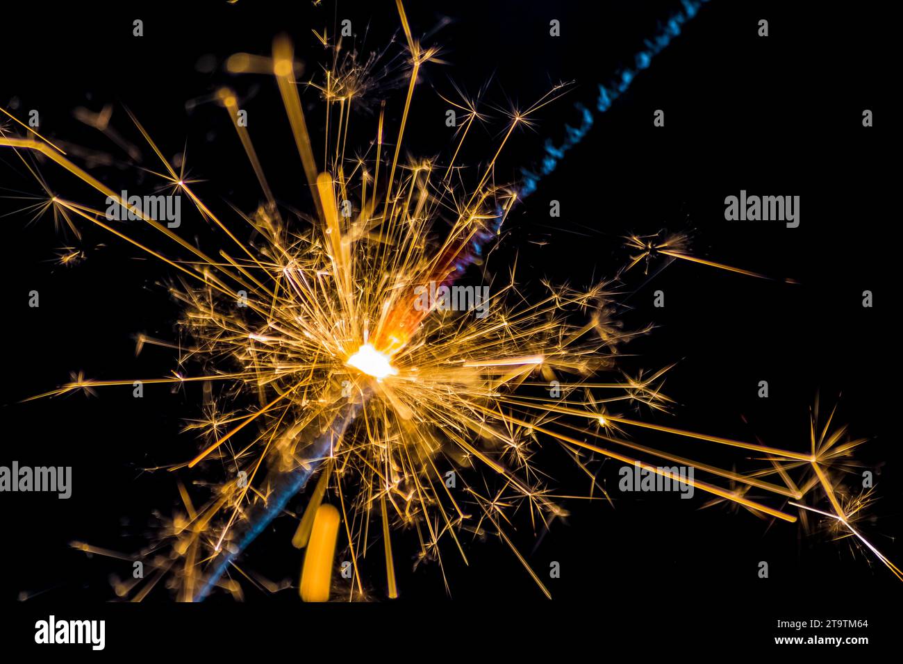 gros plan de feu d'artifice étincelant brûlant sur fond noir, fête de salutation de félicitations bonne année, concept de célébration de noël Banque D'Images