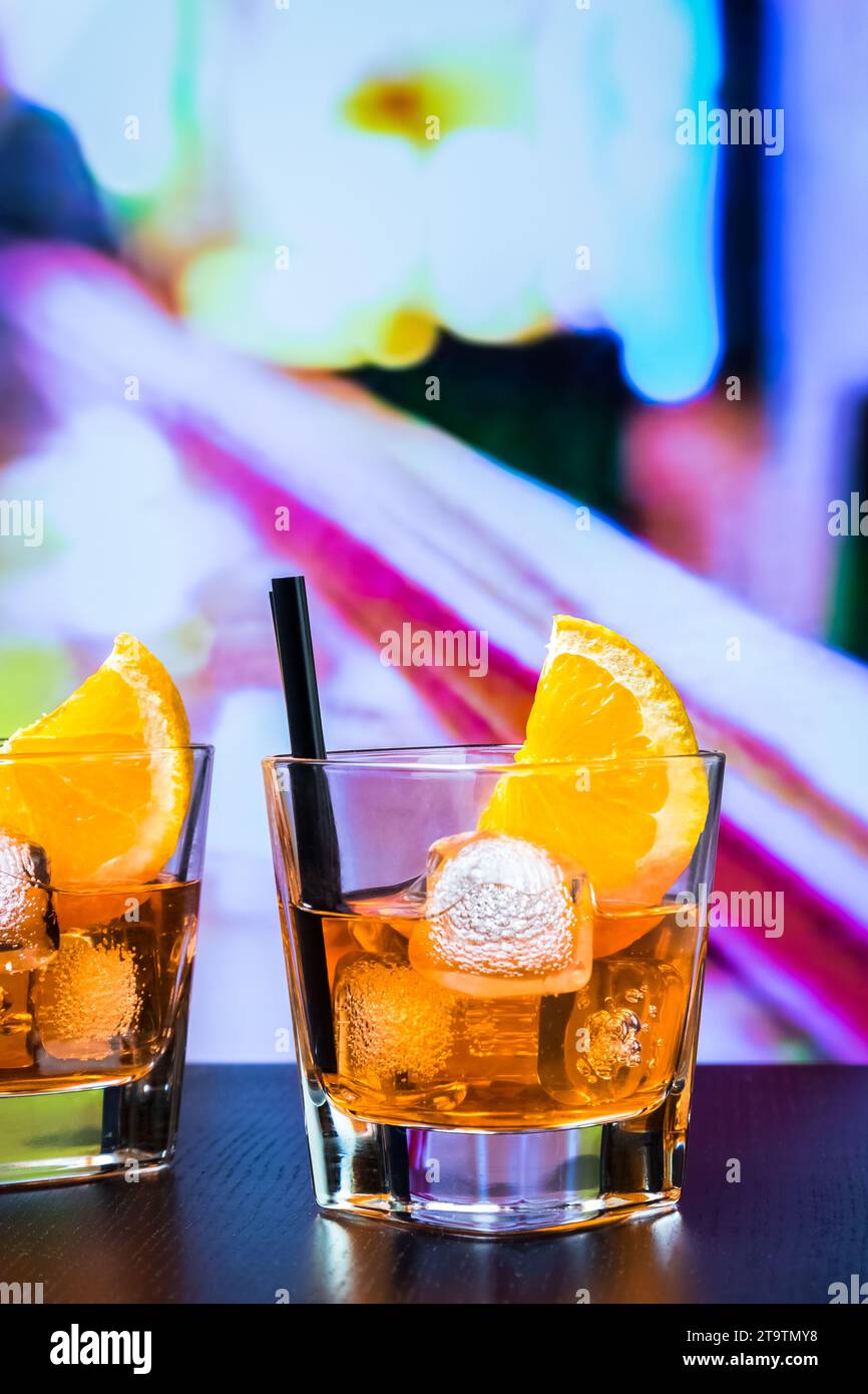 verre de whisky sur table avec réflexion, ambiance chaleureuse, temps de détente avec whisky Banque D'Images