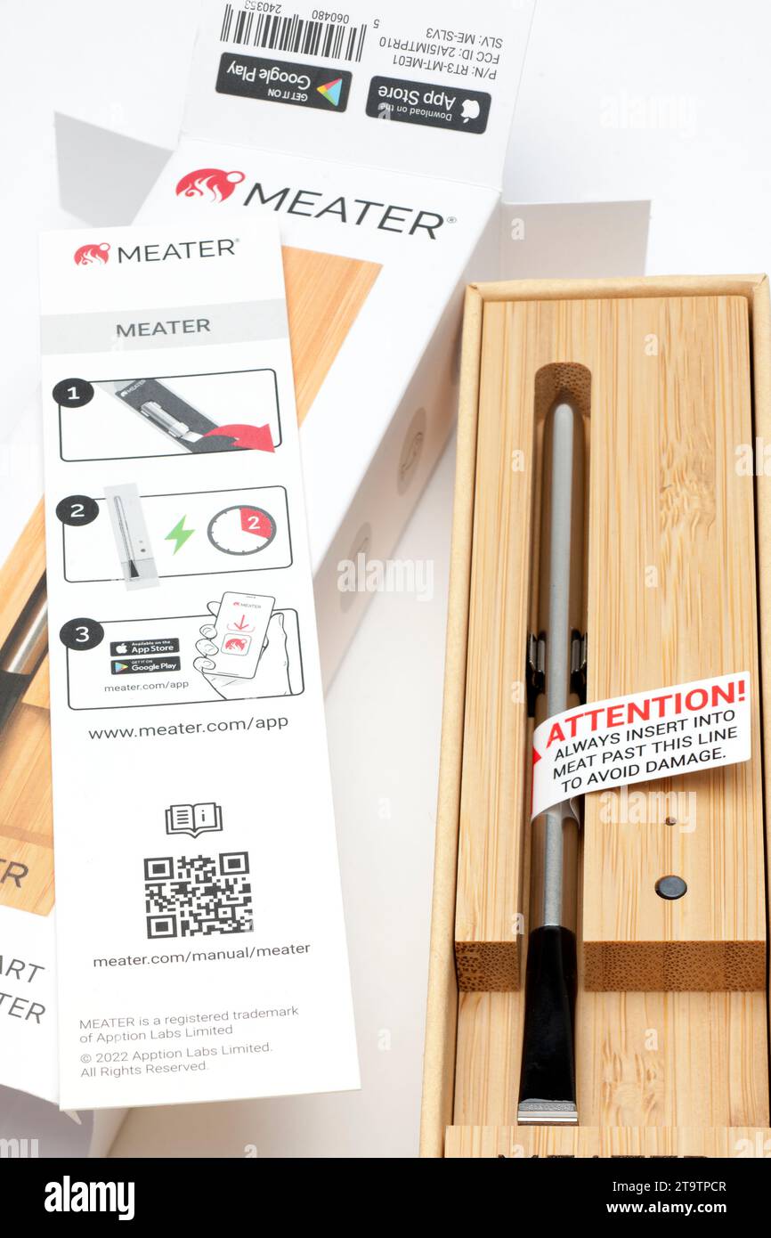 MEATER and Box : application contrôlée avec batterie rechargeable thermomètre à viande numérique intelligent sans fil sur un fond blanc Banque D'Images