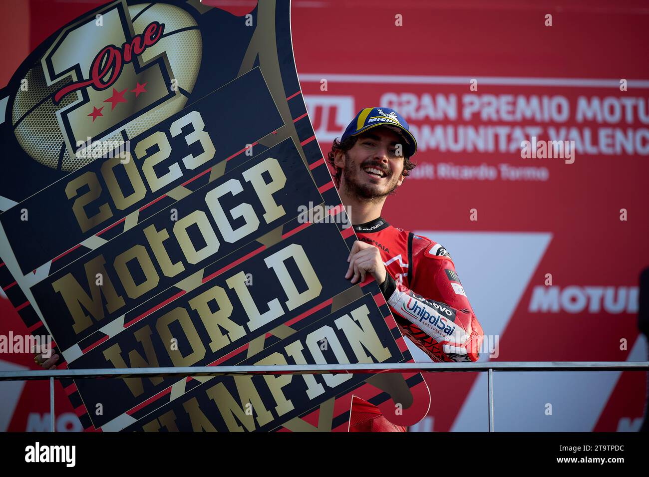 Valencia, Espagne. 26 novembre 2023. Francesco Bagnaia de Ducati Lenovo Team célèbre après la course du MotoGP de Valence sur le circuit Ricardo Tormo, Valence, Espagne, le 26 novembre 2023. Crédit : Str/Xinhua/Alamy Live News Banque D'Images