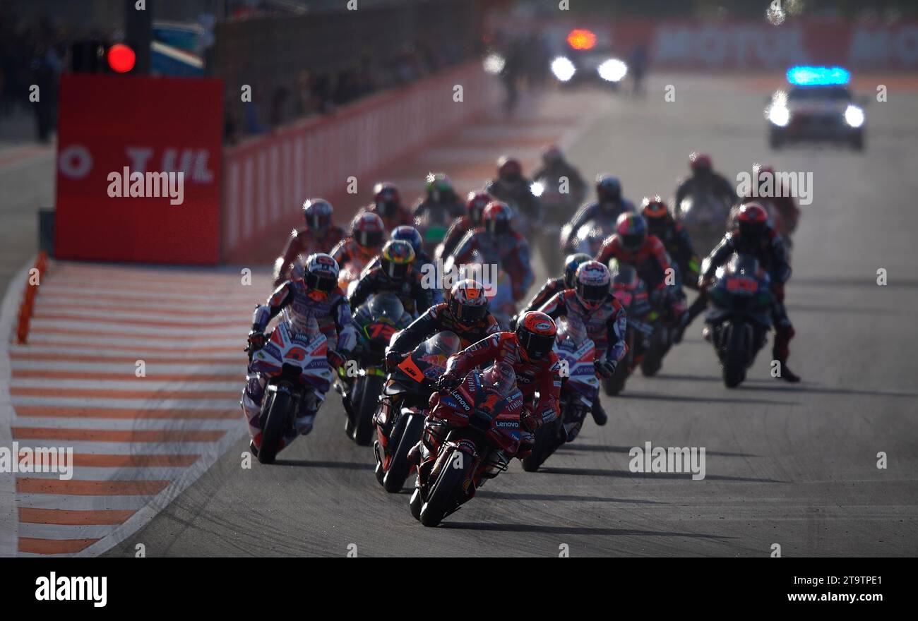 Valencia, Espagne. 26 novembre 2023. Les coureurs participent à la course du MotoGP de Valence sur le circuit Ricardo Tormo, Valence, Espagne, le 26 novembre 2023. Crédit : Str/Xinhua/Alamy Live News Banque D'Images