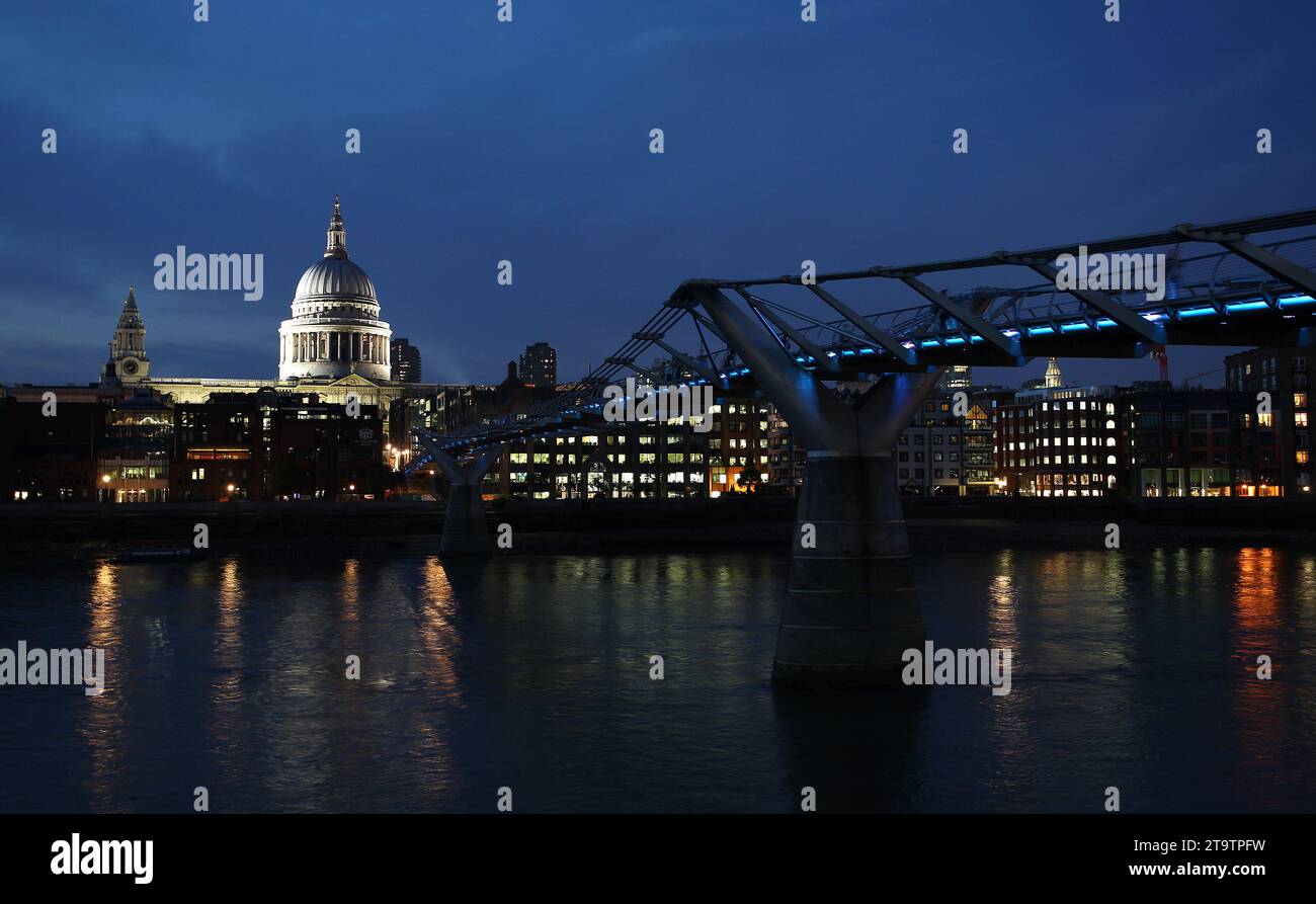 Une image panoramique nocturne de la passerelle du Millénaire de Londres et du dôme illuminé de la cathédrale Saint-Paul Banque D'Images