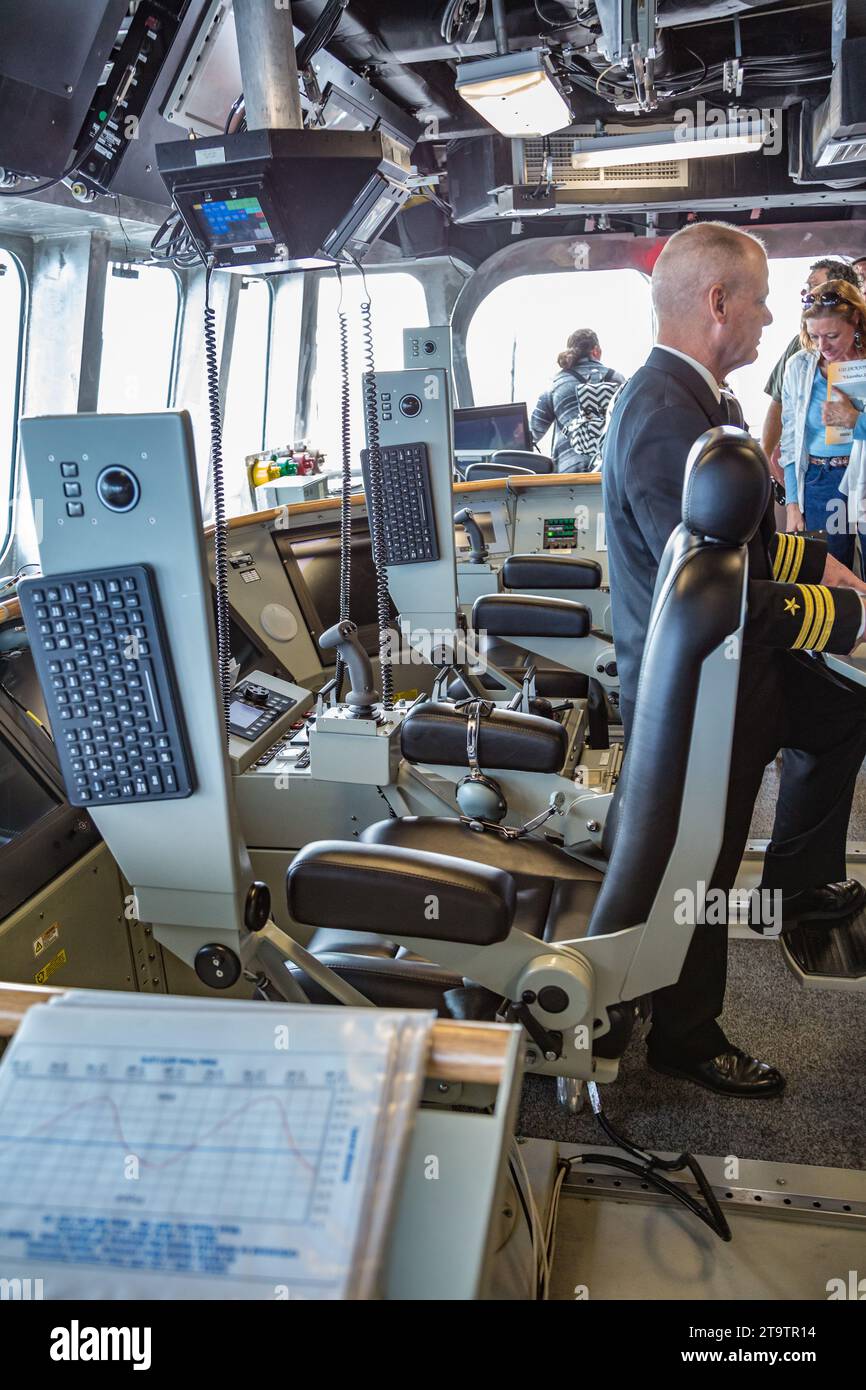 Visites d'officiers de marine avec des invités sur le pont du navire de guerre USS Jackson LCS-6 Independence pendant le commissariat à Gulfport, Mississippi Banque D'Images