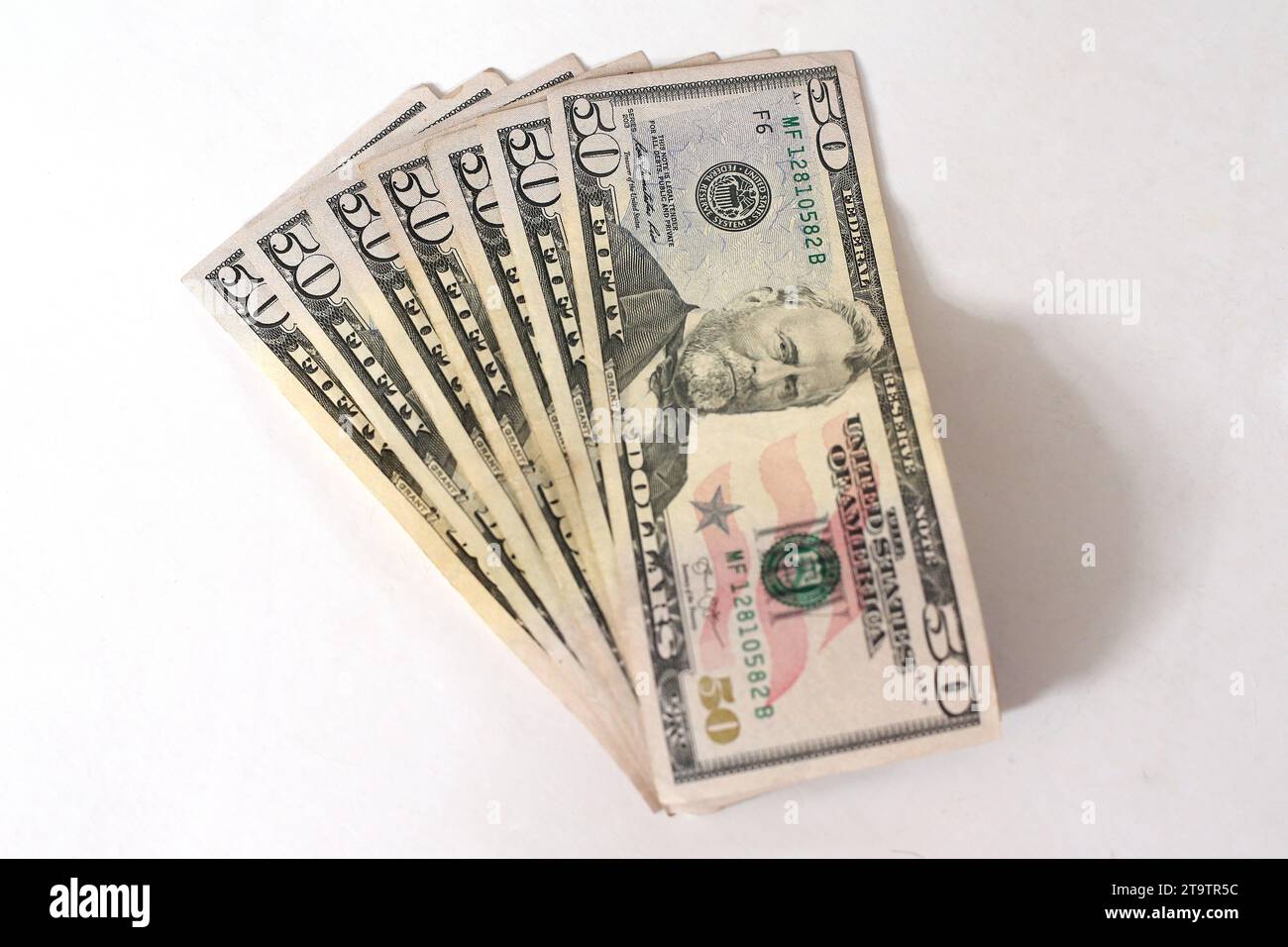 Un fan de billets d'argent dollar sur un fond blanc. Banque D'Images