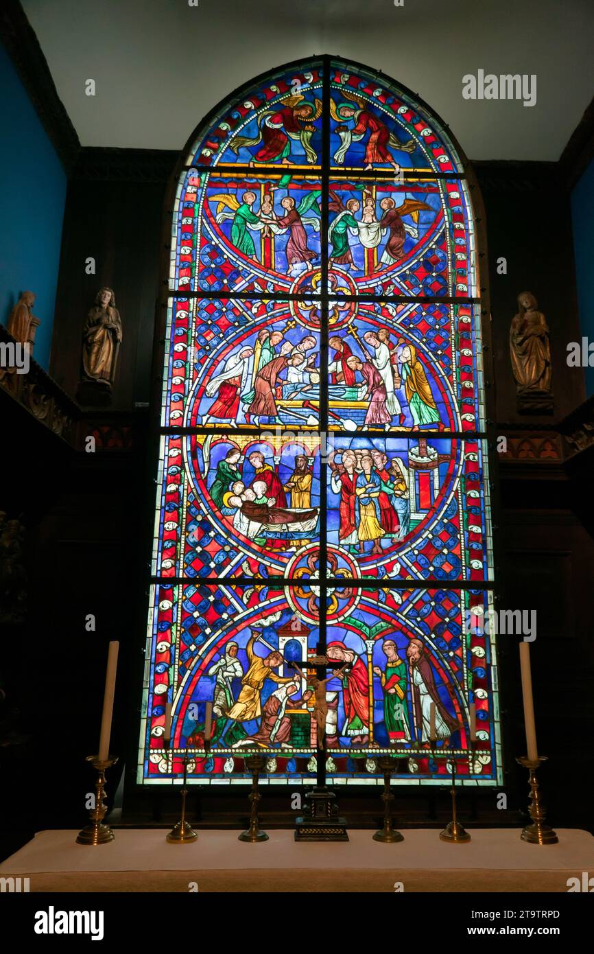 Fenêtre de la cathédrale de Soisson avec des scènes de la vie des saints Nicasius et Eutropia, exposée au musée Isabella Stewart Gardner, Boston; Banque D'Images