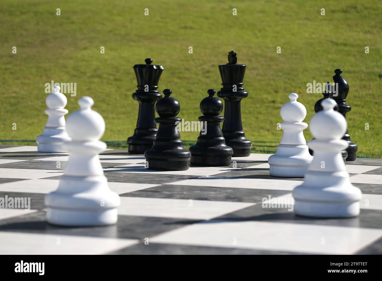 Une vue générale d'une partie d'échecs avec de grosses pièces. Banque D'Images