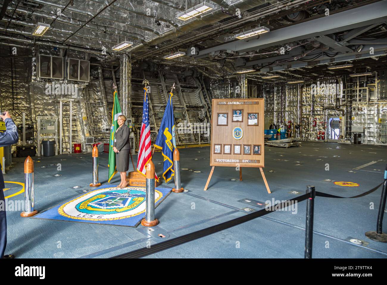 Des panneaux accueillent les visiteurs à bord du navire de guerre USS Jackson LCS-6 Independence lors de la cérémonie de commissioning à Gulfport, Mississippi Banque D'Images