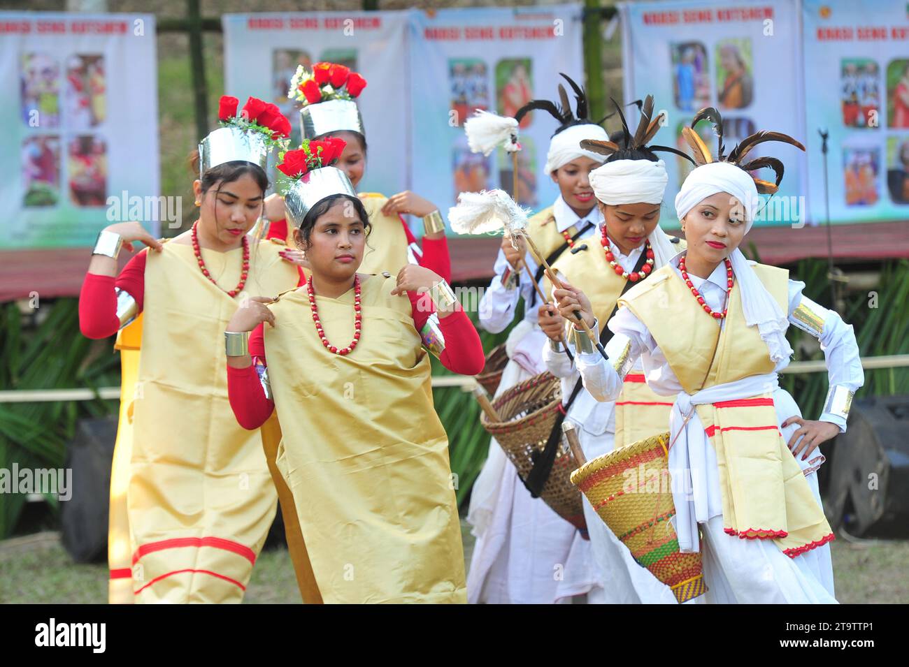 Sylhet, Bangladesh. 23 novembre 2023. Khasi Tribe orne de leur tenue traditionnelle à l'occasion de célébrer Khasi Seng Kut Snem 2023 organisé par le Conseil social Khasi. Khasi Seng Kutsnem, un festival traditionnel de fin d'année de la communauté Khasi de la Division du Grand Sylhet, a eu lieu au champ Magurchhara Khasia Punji à Kamalganj. Le 23 novembre 2023 Sylhet, Bangladesh (photo de MD Rafayat Haque Khan/Eyepix Group/Sipa USA) crédit : SIPA USA/Alamy Live News Banque D'Images