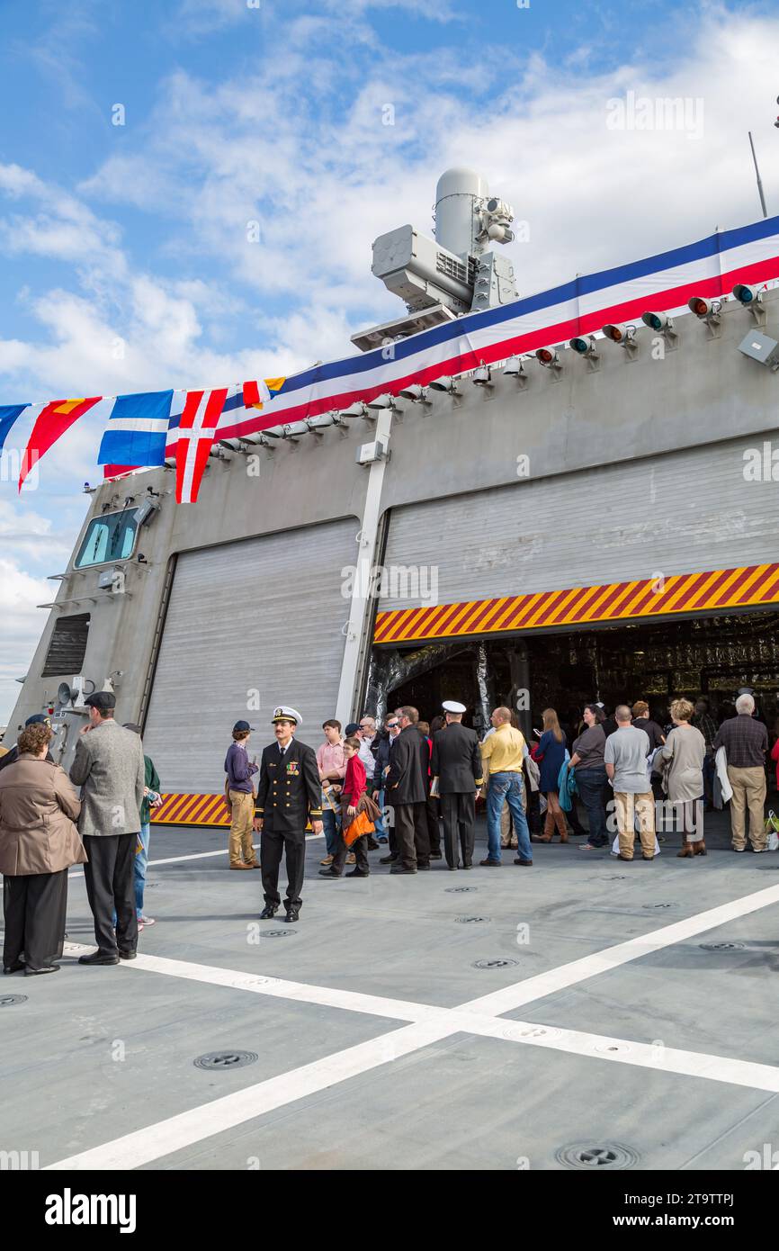 Visiteurs sur le pont du navire de guerre USS Jackson LCS-6 Independence lors de la cérémonie de commissioning à Gulfport, Mississippi Banque D'Images