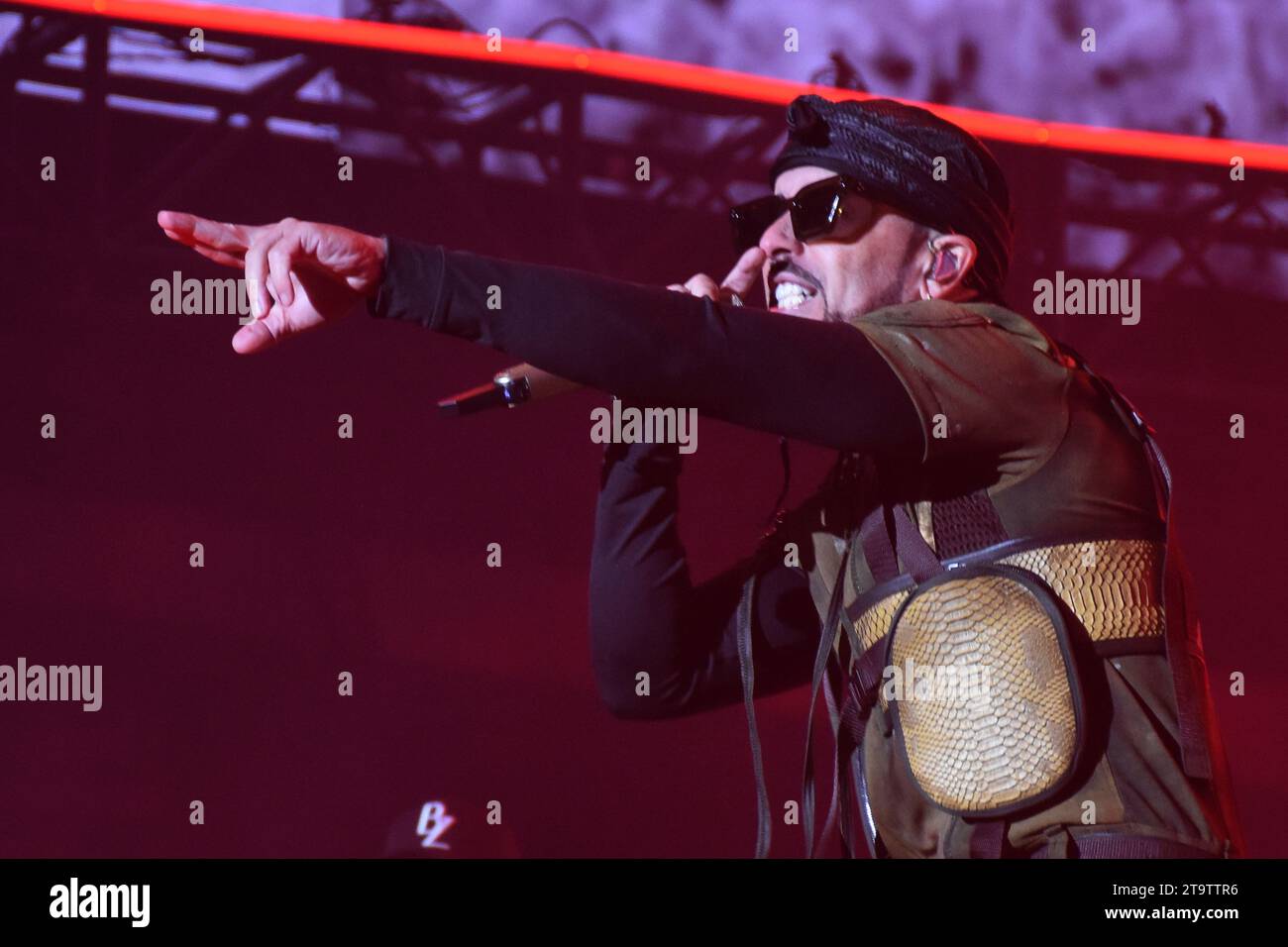 25 novembre 2023, Mexico City, Mexique : Llandel Veguilla connu sous le nom de Yandel membre du portoricain Reggaeton Duo Wisin & Yandel, se produit sur scène dans le cadre du 'Coca Cola Flow Fest 2023' Reggaeton Music Festival à Autodromo Hermanos Rodriguez. Le 25 novembre 2023 à Mexico, Mexique. (Photo de Essene Hernandez/ Eyepix/Sipa USA) Banque D'Images