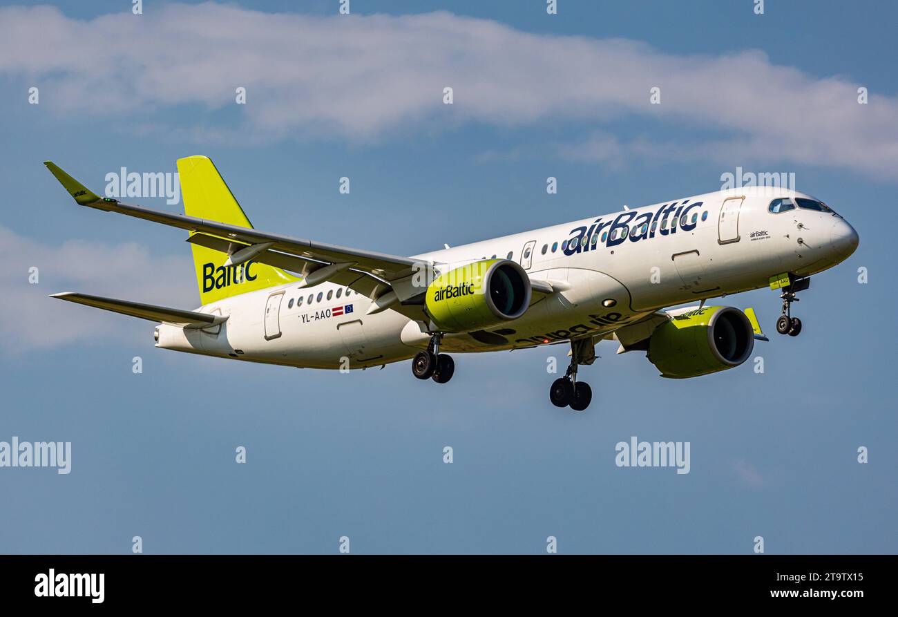 Air Baltic Ein Airbus A220-300 von Air Baltic ist im Anflug auf die Landebahn 28 des Flughafen Zürich. Enregistrement YL-AAO. Zürich, 06.06.2023 *** Air Baltic un Airbus A220 300 d'Air Baltic approche de la piste 28 de l'aéroport de Zurich immatriculation YL AAO Zurich, 06 06 2023 crédit : Imago/Alamy Live News Banque D'Images