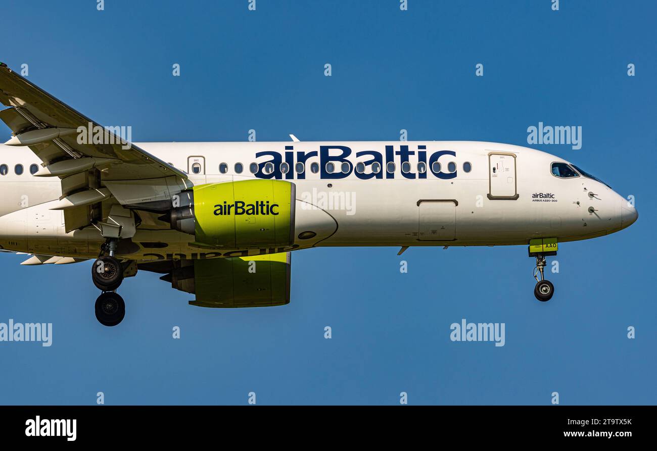 Air Baltic Ein Airbus A220-300 von Air Baltic ist im Anflug auf die Landebahn 28 des Flughafen Zürich. Enregistrement YL-AAO. Zürich, 06.06.2023 *** Air Baltic un Airbus A220 300 d'Air Baltic approche de la piste 28 de l'aéroport de Zurich immatriculation YL AAO Zurich, 06 06 2023 crédit : Imago/Alamy Live News Banque D'Images