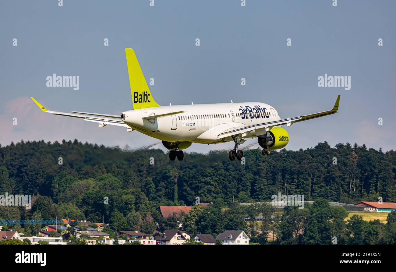 Air Baltic Ein Airbus A220-300 von Air Baltic ist im Anflug auf die Landebahn 28 des Flughafen Zürich. Enregistrement YL-AAO. Zürich, 06.06.2023 *** Air Baltic un Airbus A220 300 d'Air Baltic approche de la piste 28 de l'aéroport de Zurich immatriculation YL AAO Zurich, 06 06 2023 crédit : Imago/Alamy Live News Banque D'Images