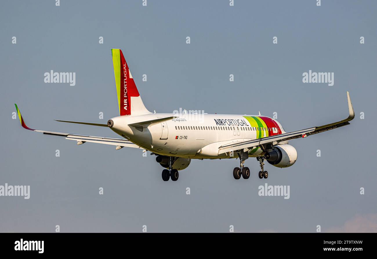 TAP Air Portugal Ein Airbus A320-214 von TAP Air Portugal befindet sich aus Lissabon kommend im Landeanflug auf den Flughafen Zürich. Enregistrement CS-TNQ. Zürich, 06.06.2023 *** TAP Air Portugal un Airbus A320 214 de TAP Air Portugal venant de Lisbonne approche de Zurich enregistrement de l'aéroport CS TNQ Zurich, 06 06 2023 crédit : Imago/Alamy Live News Banque D'Images
