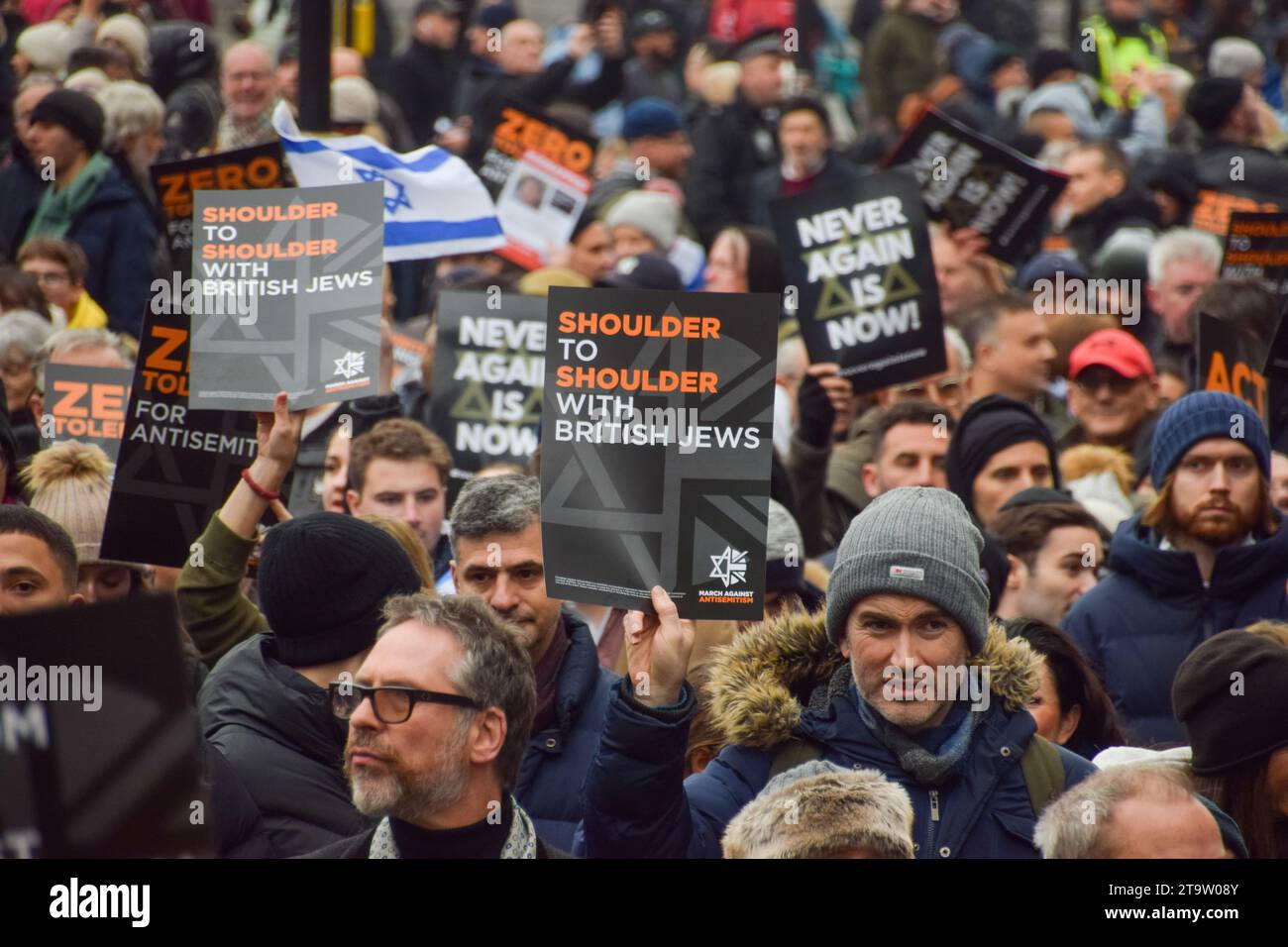 Londres, Royaume-Uni. 26 novembre 2023. Manifestants à Trafalgar Square. Des milliers de manifestants pro-israéliens ont défilé dans le centre de Londres contre l’antisémitisme et ont appelé à la libération des otages israéliens détenus par le Hamas à Gaza. Crédit : Vuk Valcic/Alamy Live News Banque D'Images