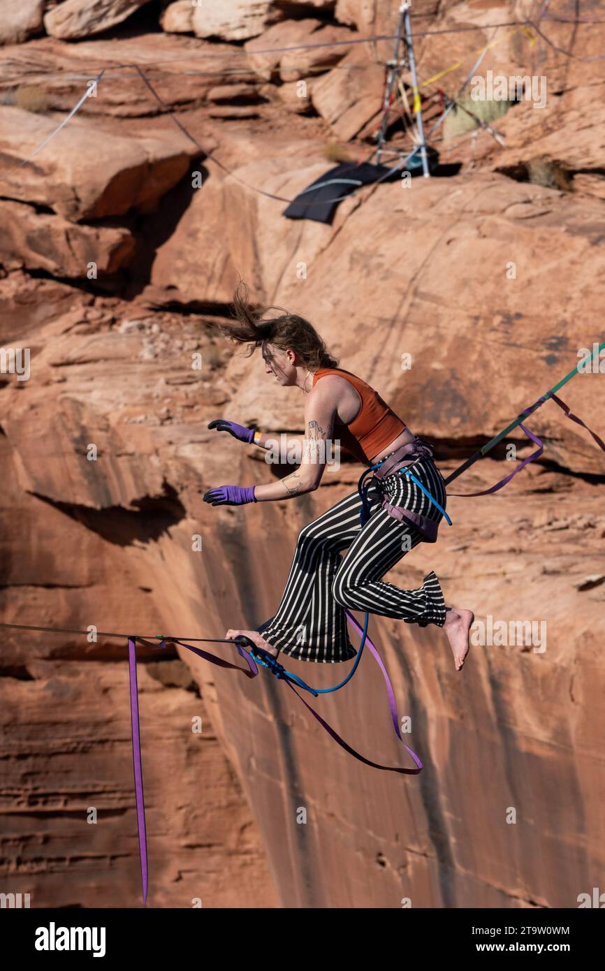 Une femme faisant des tours de freestyle sur une highline au GGBY World Highline Festival à Mineral Canyon près de Moab, Utah. Banque D'Images