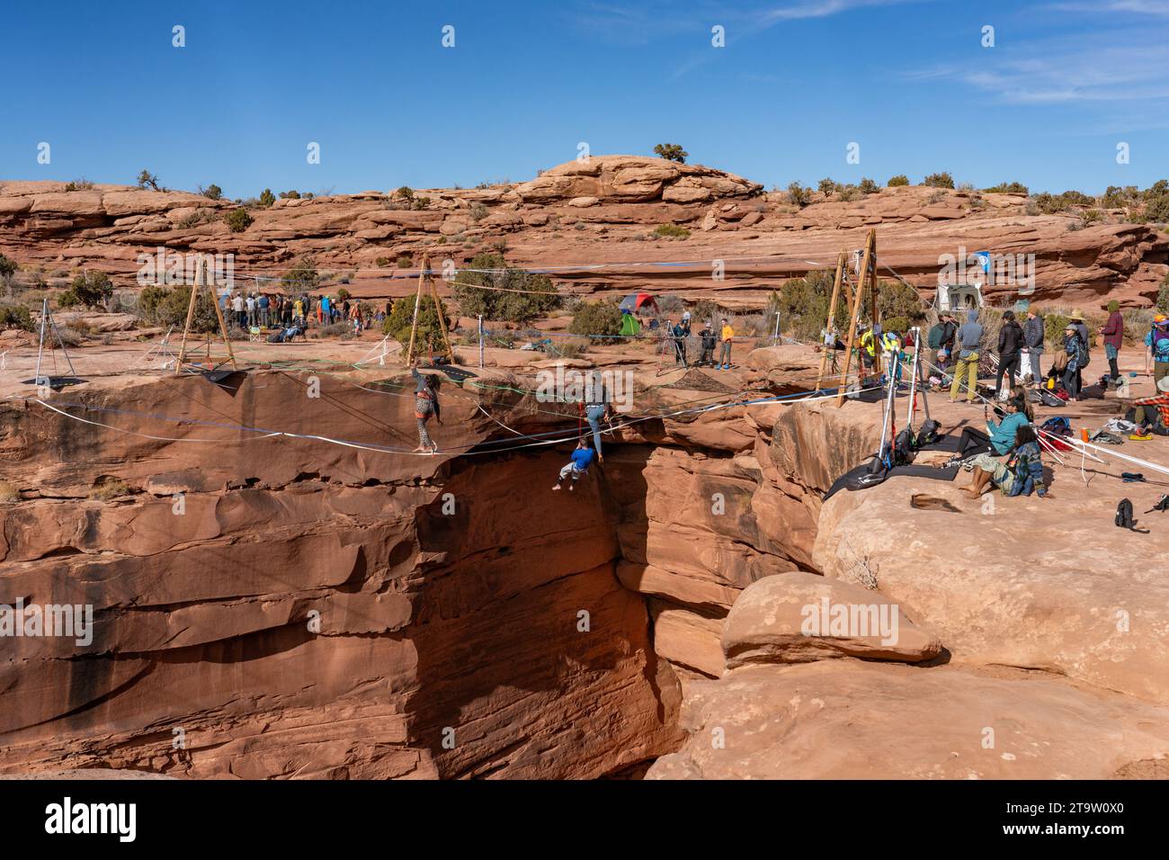 Une vue du GGBY World Highline Festival à fruit Bowl Highline Area à Mineral Canyon près de Moab, Utah. Banque D'Images