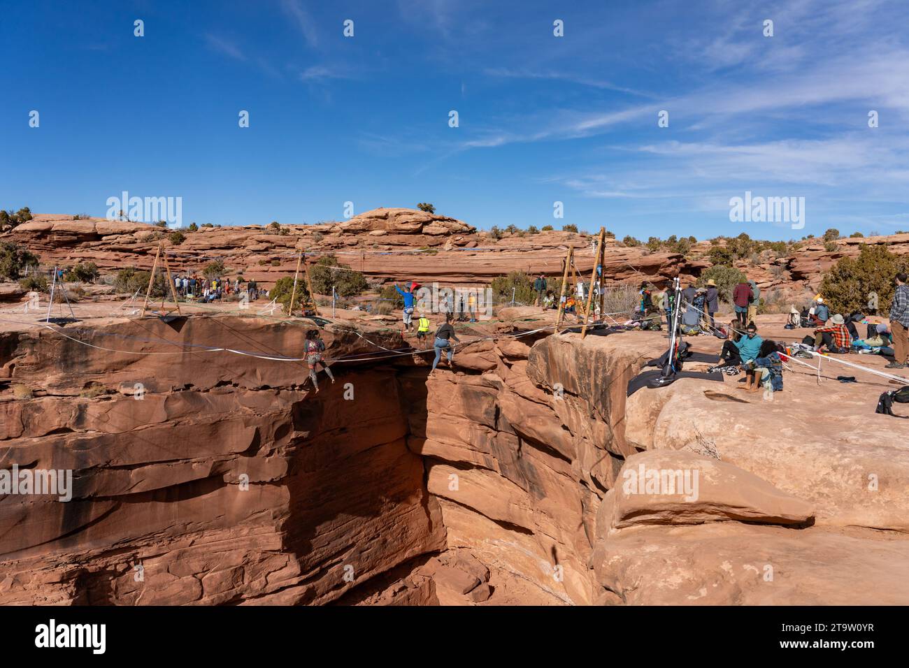Une vue du GGBY World Highline Festival à fruit Bowl Highline Area à Mineral Canyon près de Moab, Utah. Banque D'Images