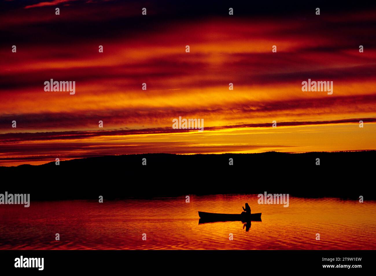 Canoë lever du soleil sur le lac Klamath supérieur Canoe Trail, le National Wildlife Refuge, volcan Héritage National Scenic Byway, Oregon Banque D'Images