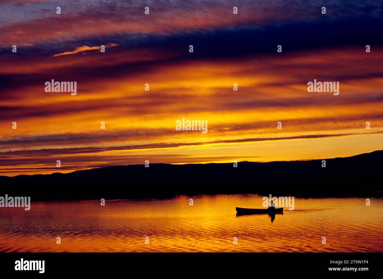 Canoë lever du soleil sur le lac Klamath supérieur Canoe Trail, le National Wildlife Refuge, volcan Héritage National Scenic Byway, Oregon Banque D'Images