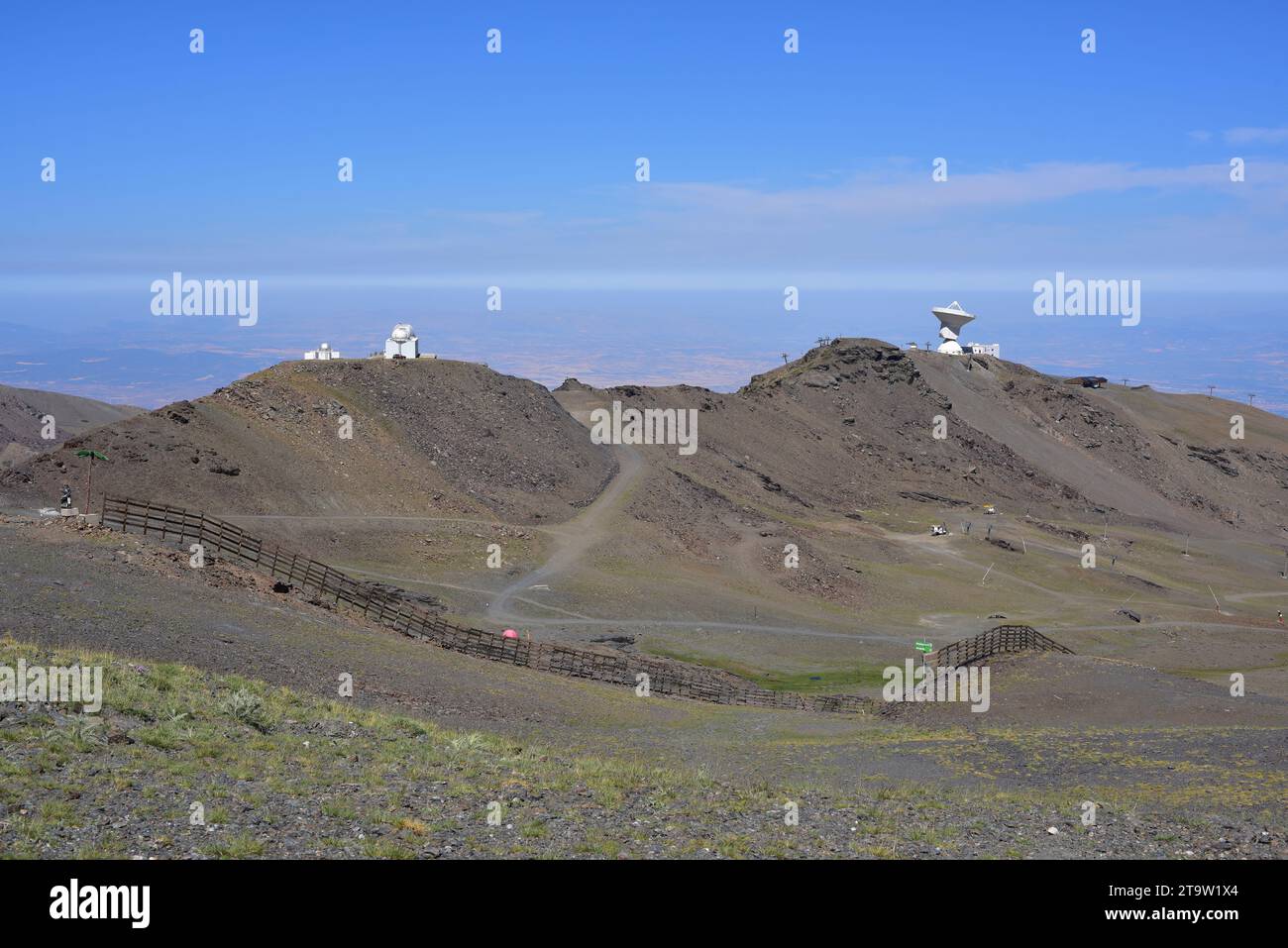 Sierra Nevada avec Observatoire astronomique. Grenade, Andalousie, Espagne. Banque D'Images