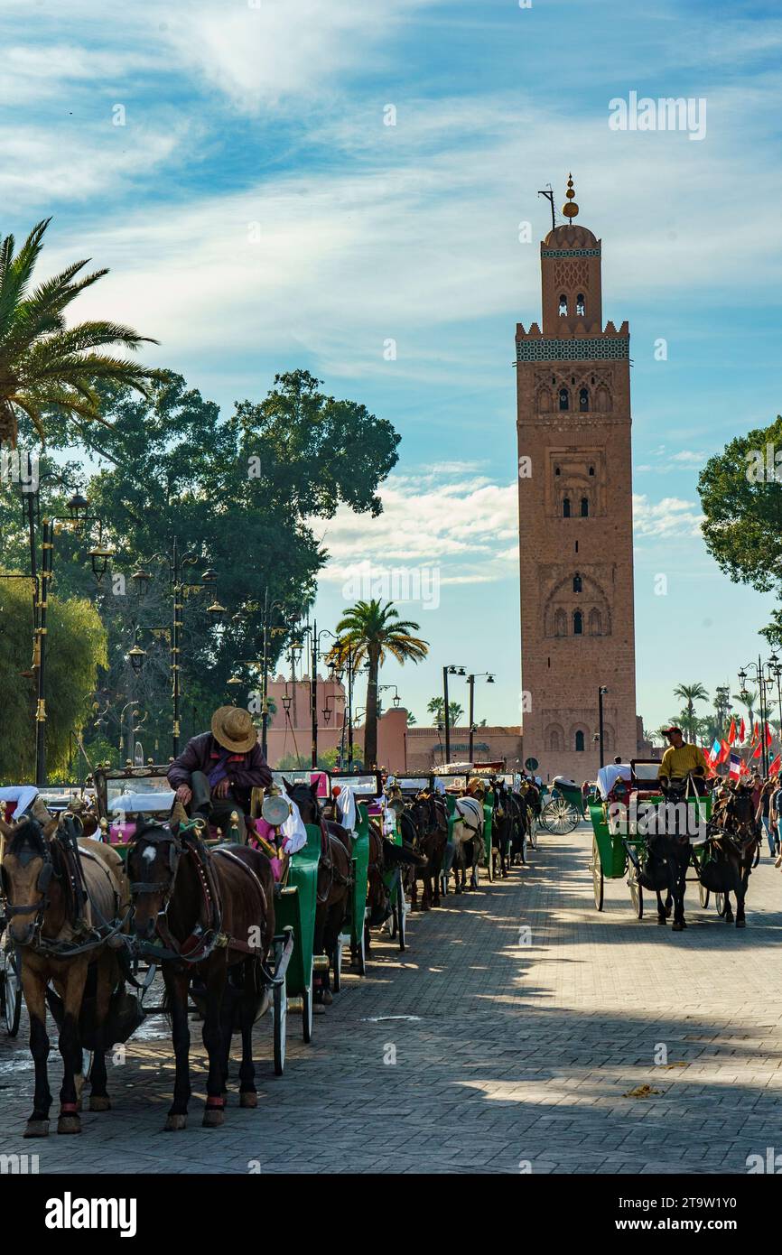 Afrique du Nord. Maroc. Marrakech. Voitures pour touristes avec le minaret Koutoubia en arrière-plan Banque D'Images