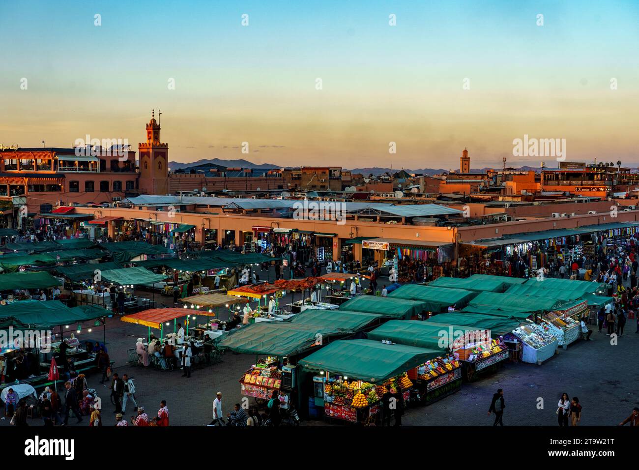 Afrique du Nord. Maroc. Marrakech. Activité nocturne sur la place Jemaa el Fna au coucher du soleil Banque D'Images